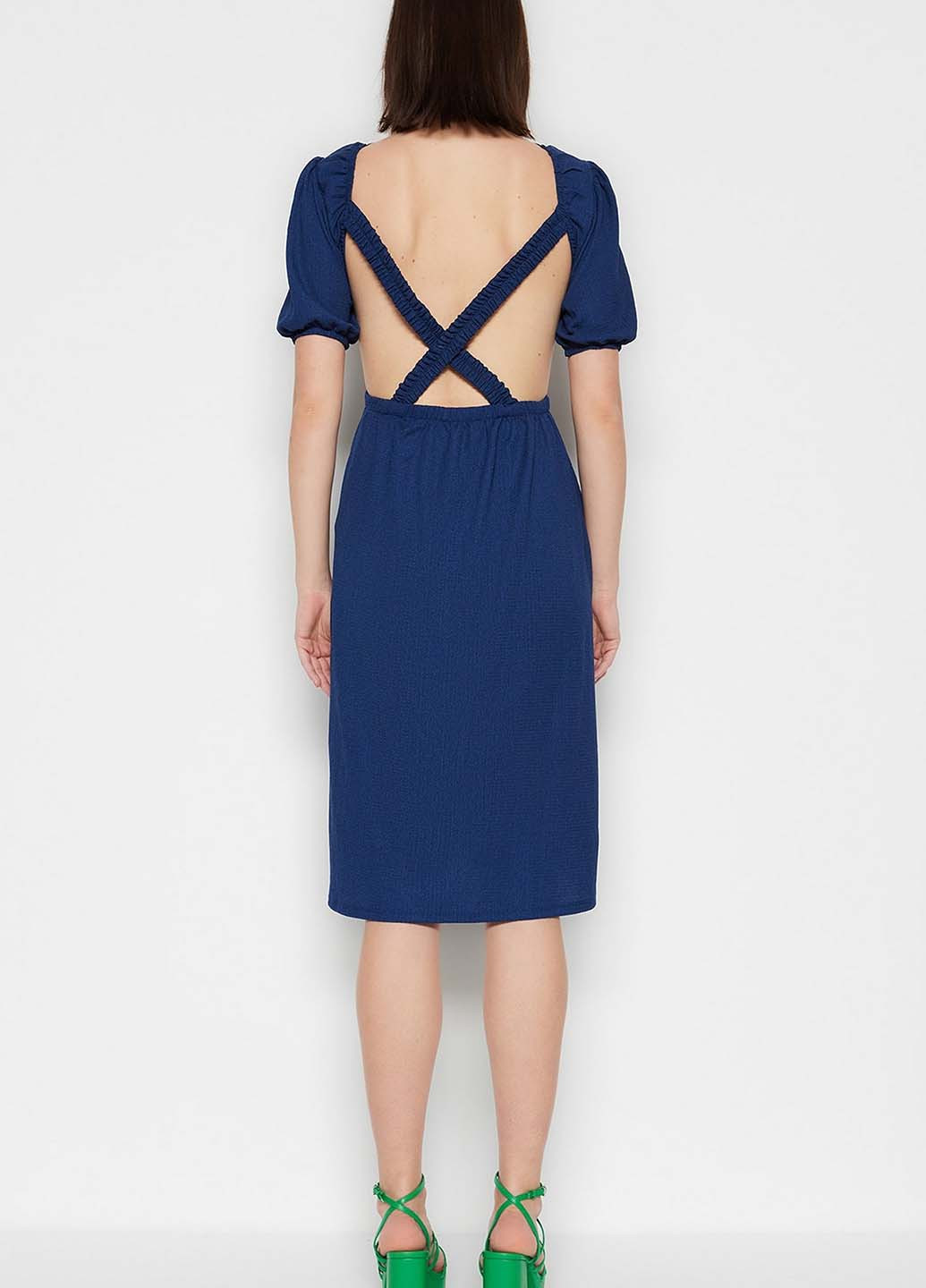 Синя кежуал сукня з відкритою спиною Trendyol однотонна