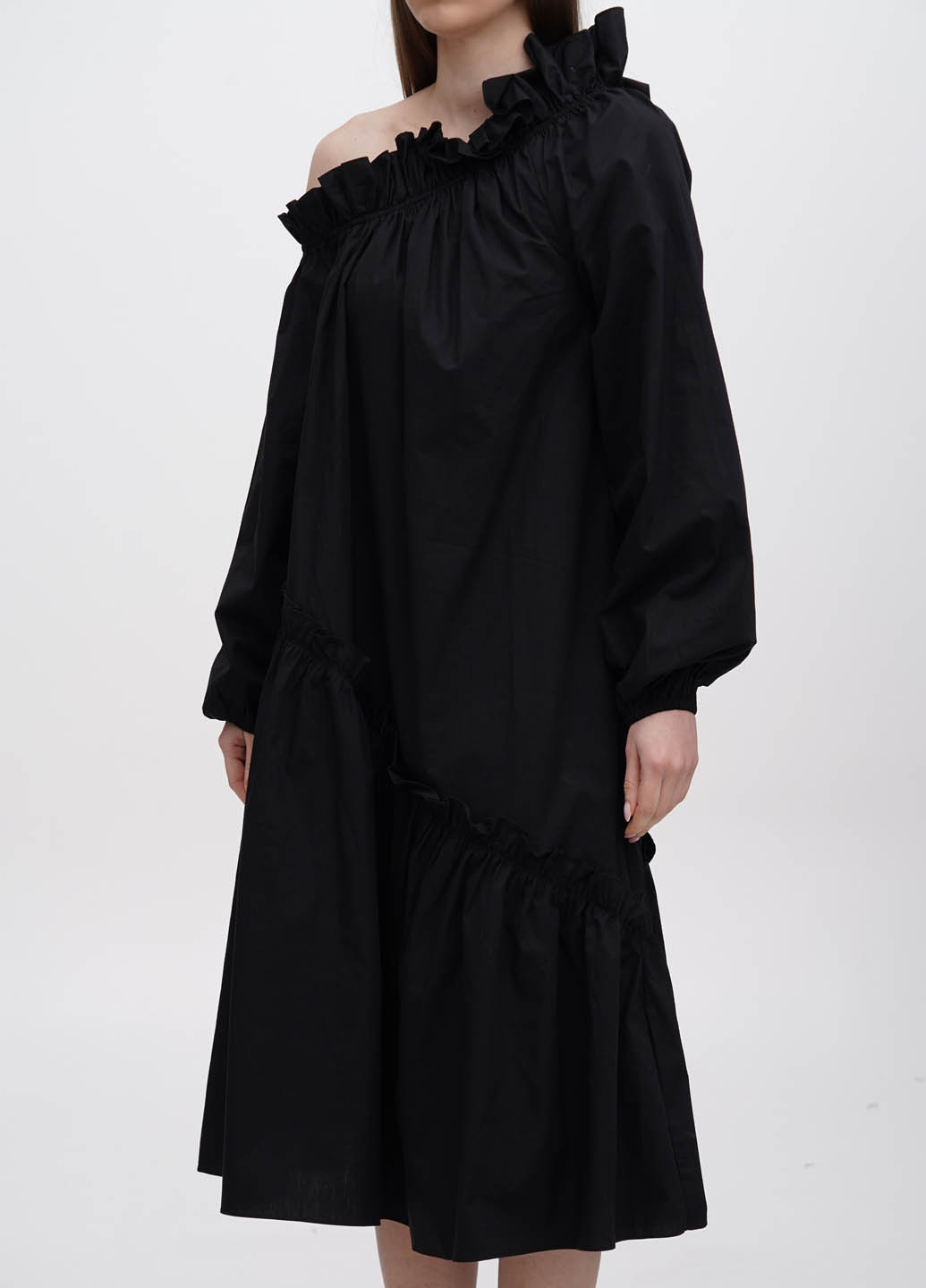 Чорна кежуал сукня з відкритими плечима, оверсайз NA-KD однотонна