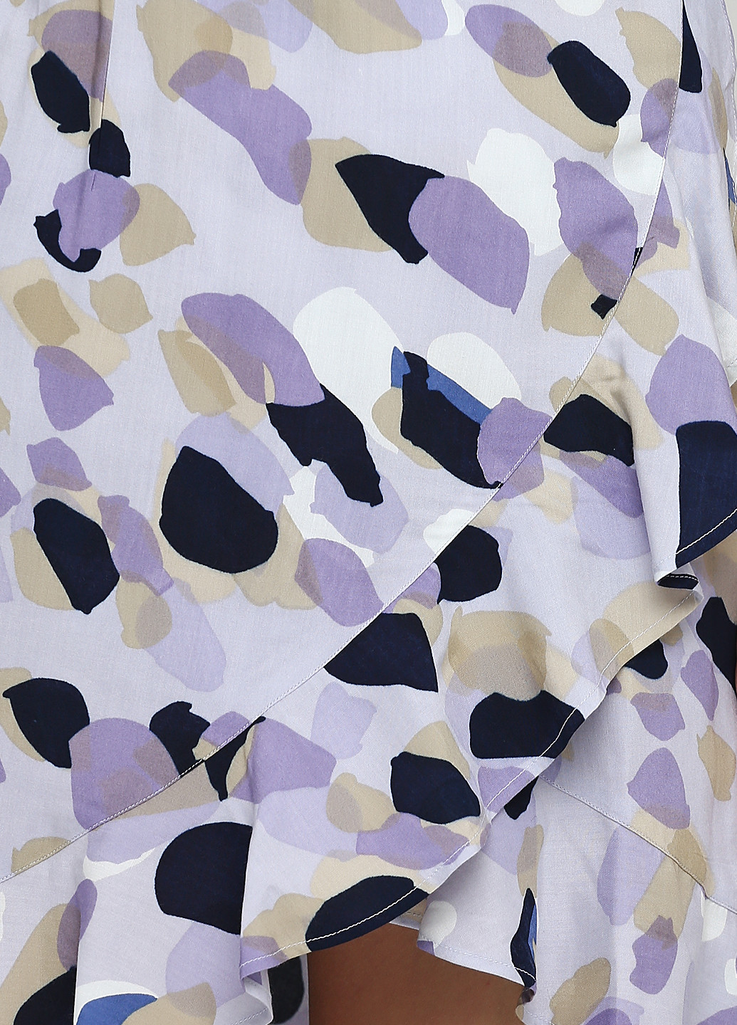 Сиреневое кэжуал платье на запах BRANDTEX COPENHAGEN с абстрактным узором