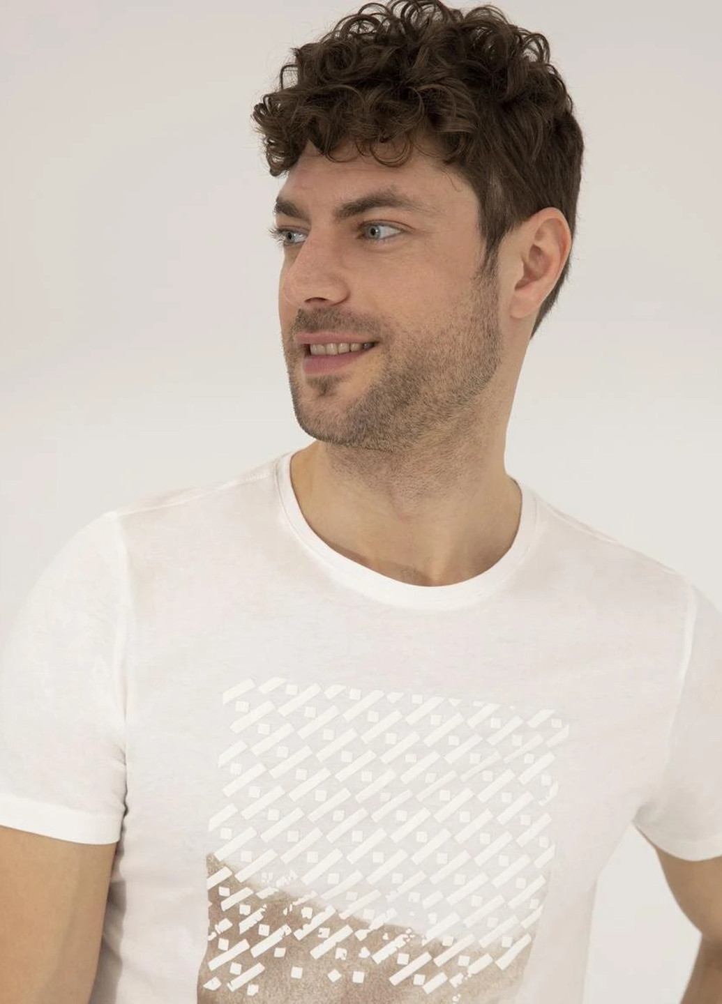 Молочная футболка Pierre Cardin