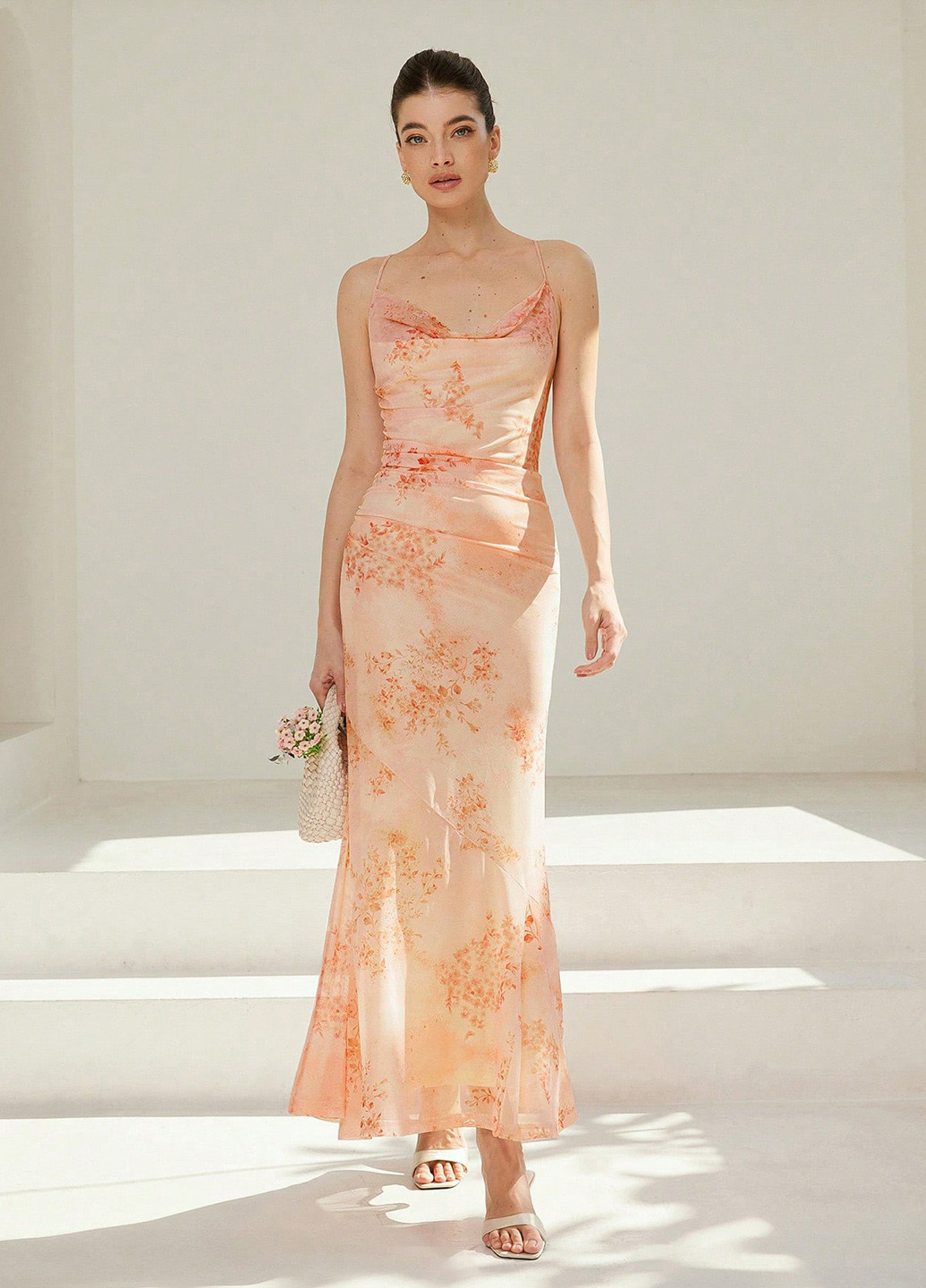 Персикова кежуал сукня з відкритою спиною SHEIN з квітковим принтом