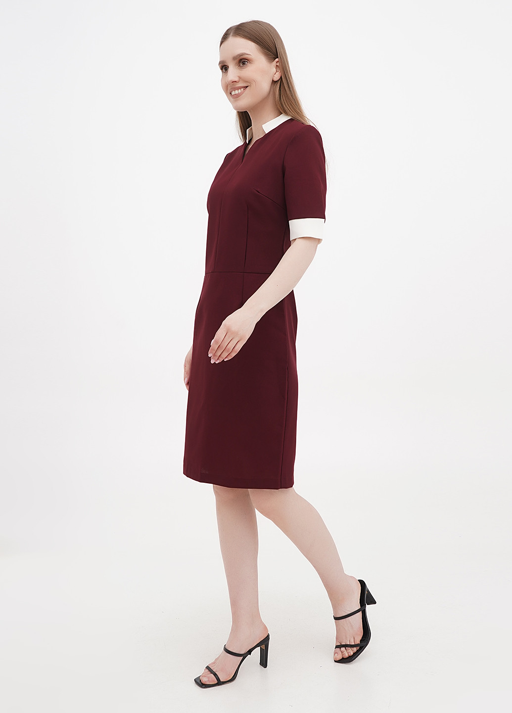 Бордовое кэжуал платье футляр Rebecca Tatti однотонное