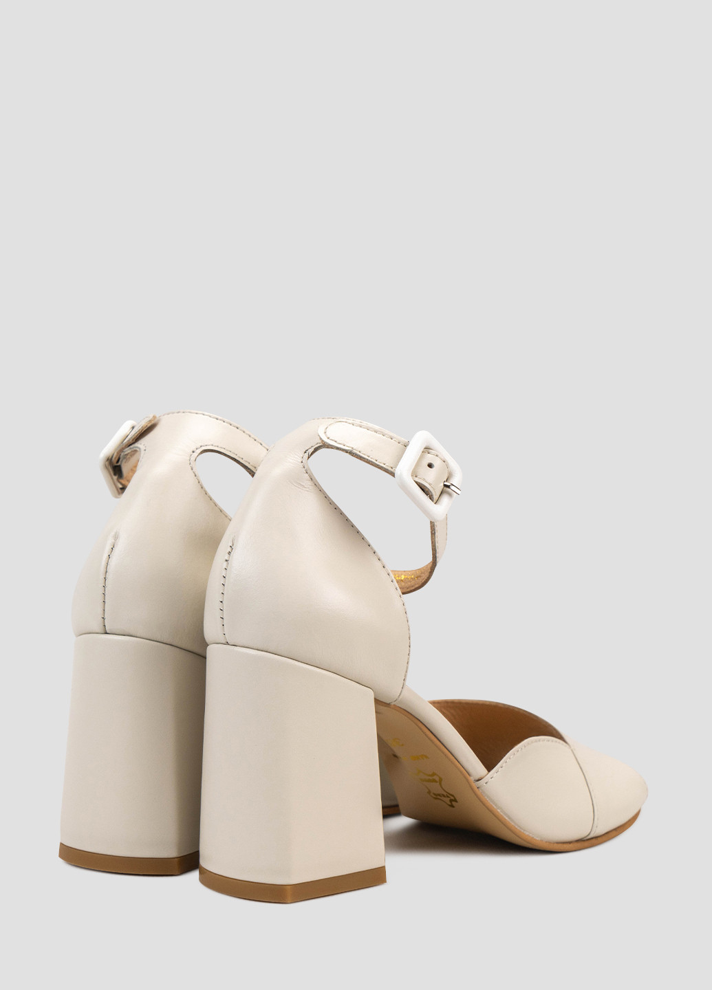 Молочные босоножки Alromaro с ремешком
