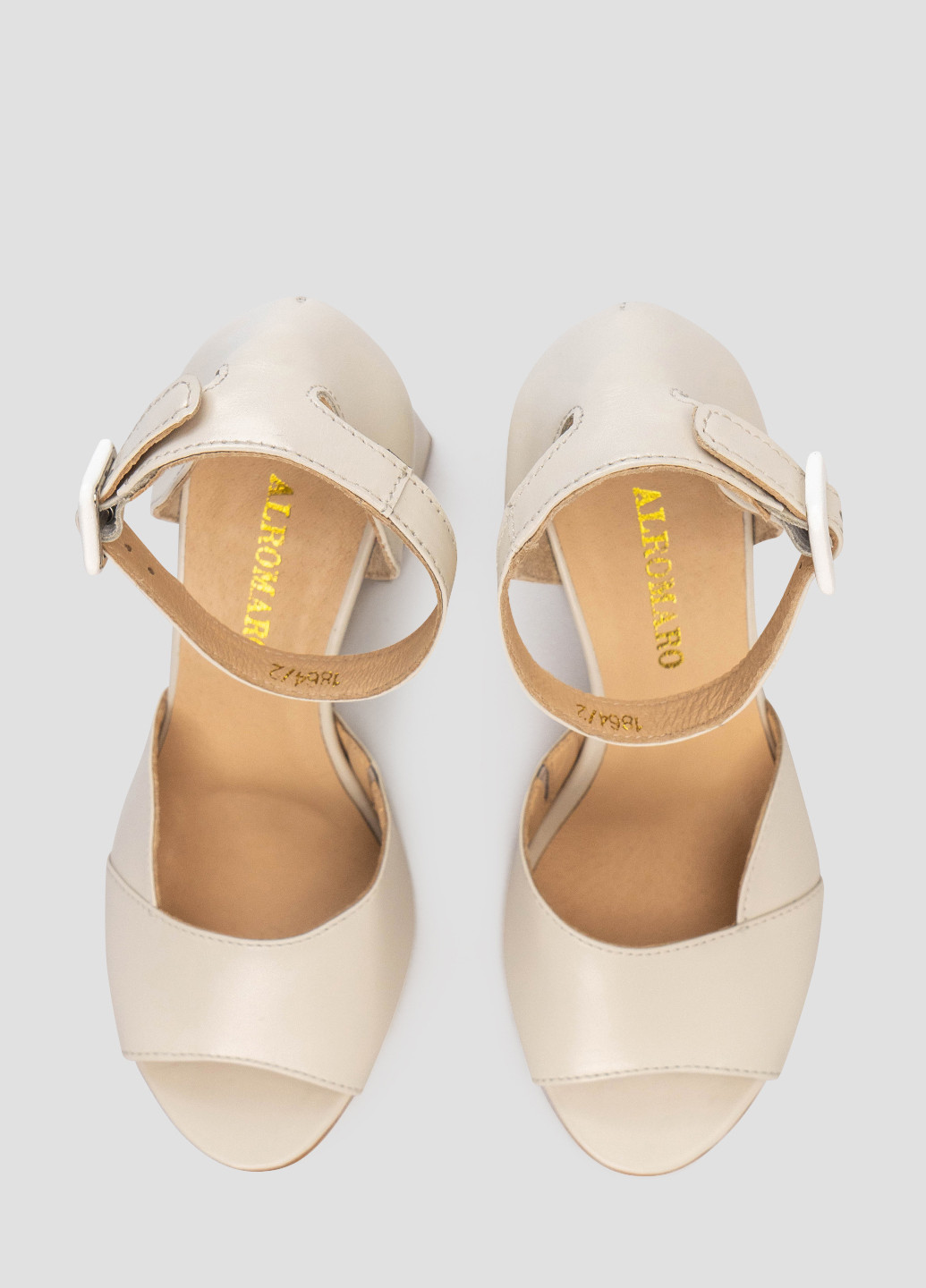 Молочные босоножки Alromaro с ремешком