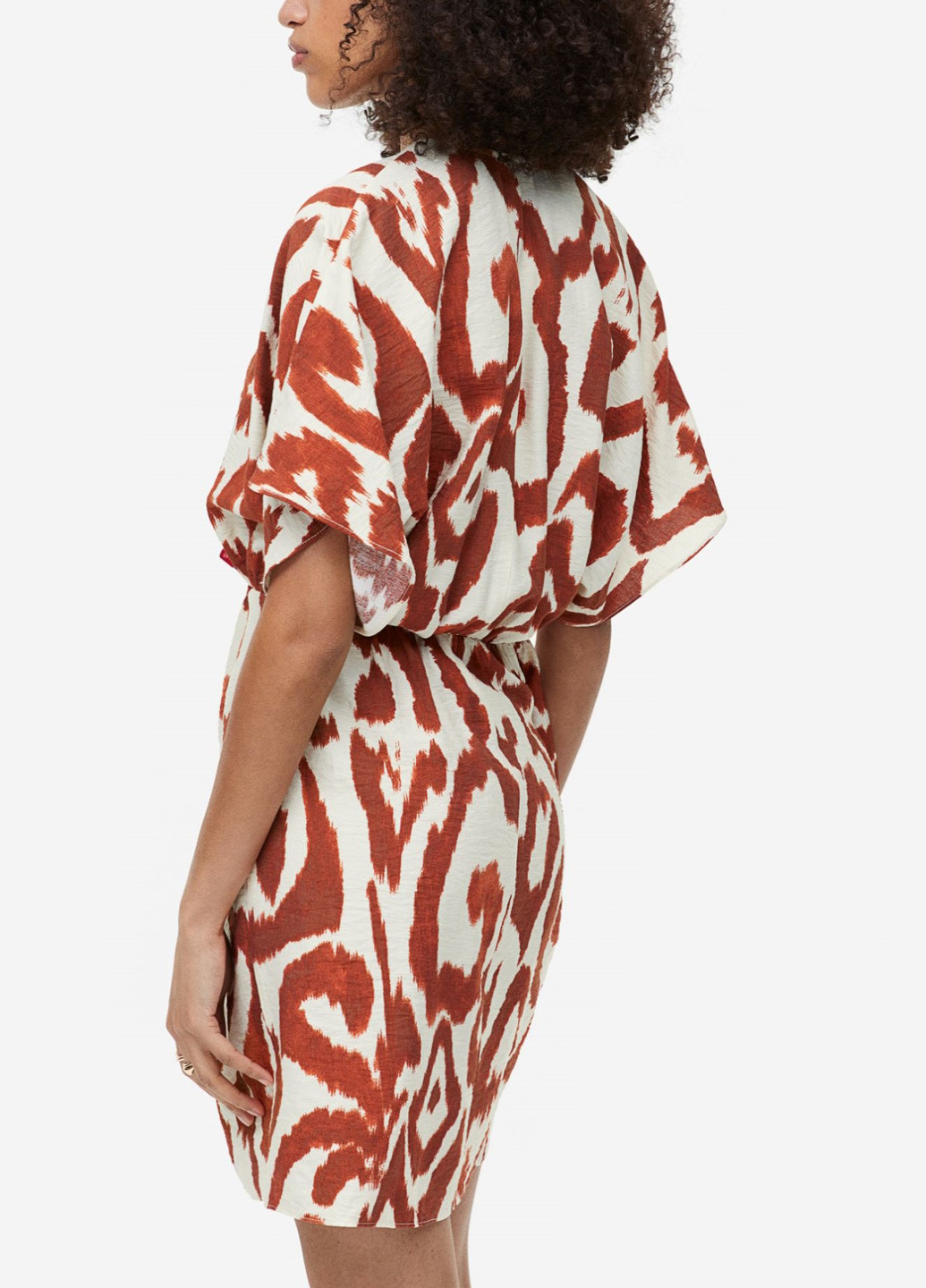 Коричневое повседневный платье H&M с абстрактным узором