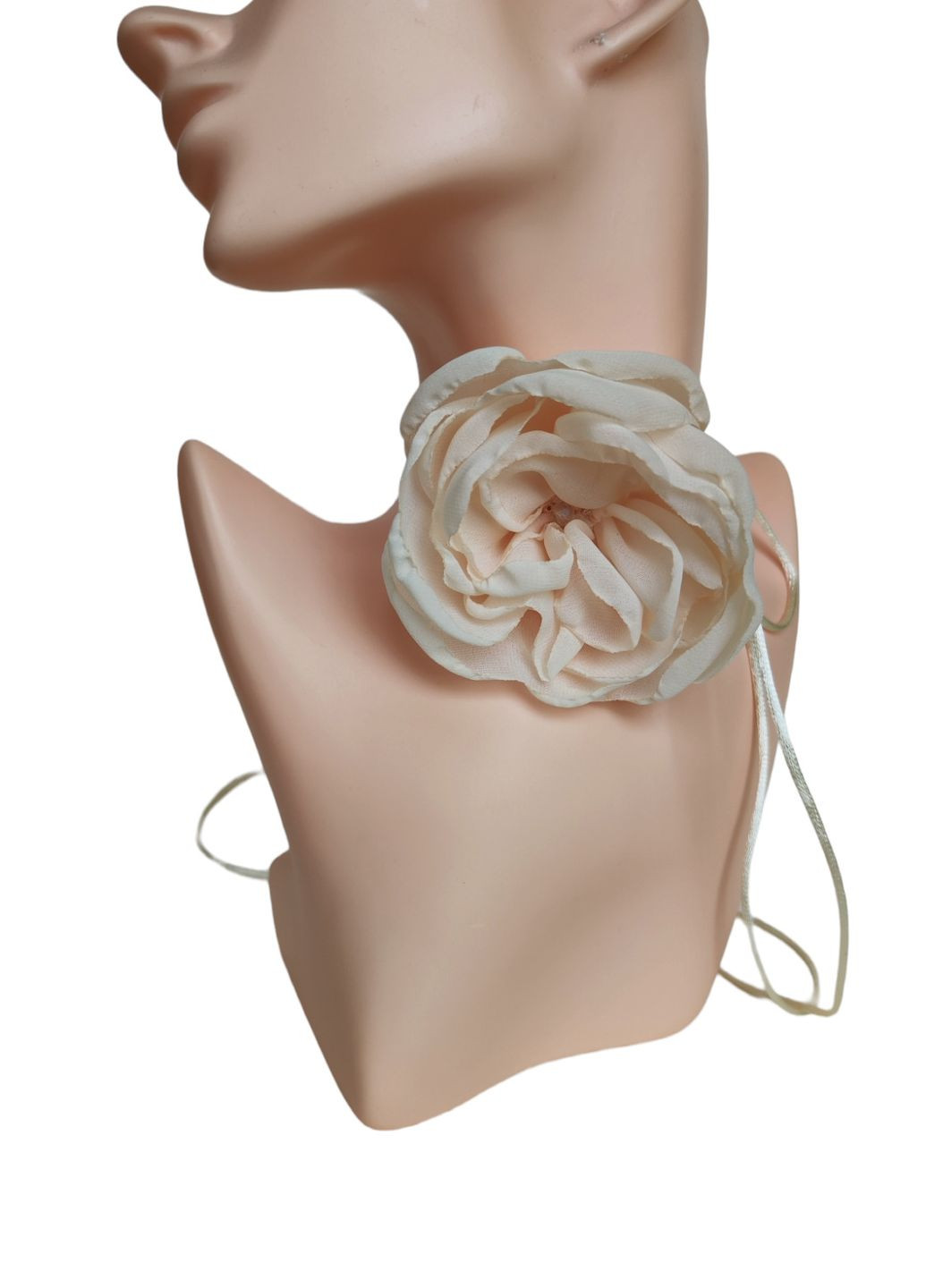 Чокер на шию квітка з трояндою на шнурку пудрового кольору, прикраса на шию Ksenija Vitali (261855924)