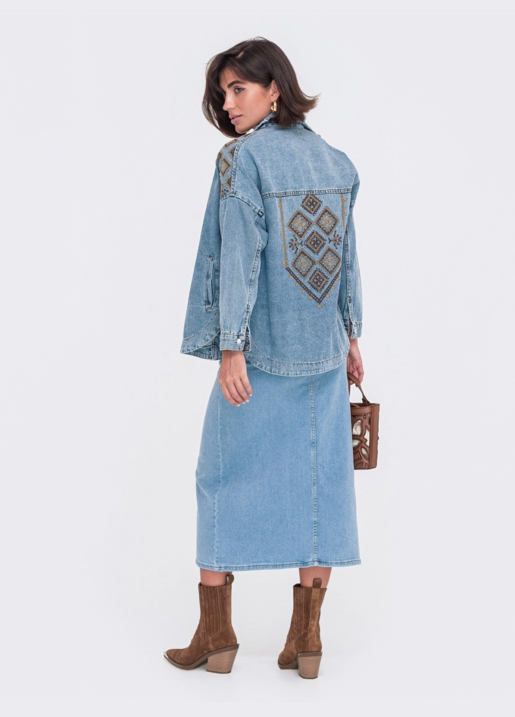 Синя джинсова куртка-сорочка синього кольору з вишивкою Dressa