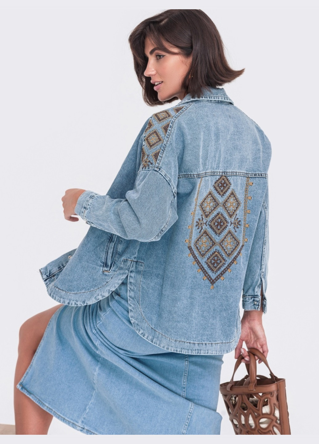 Синя джинсова куртка-сорочка синього кольору з вишивкою Dressa