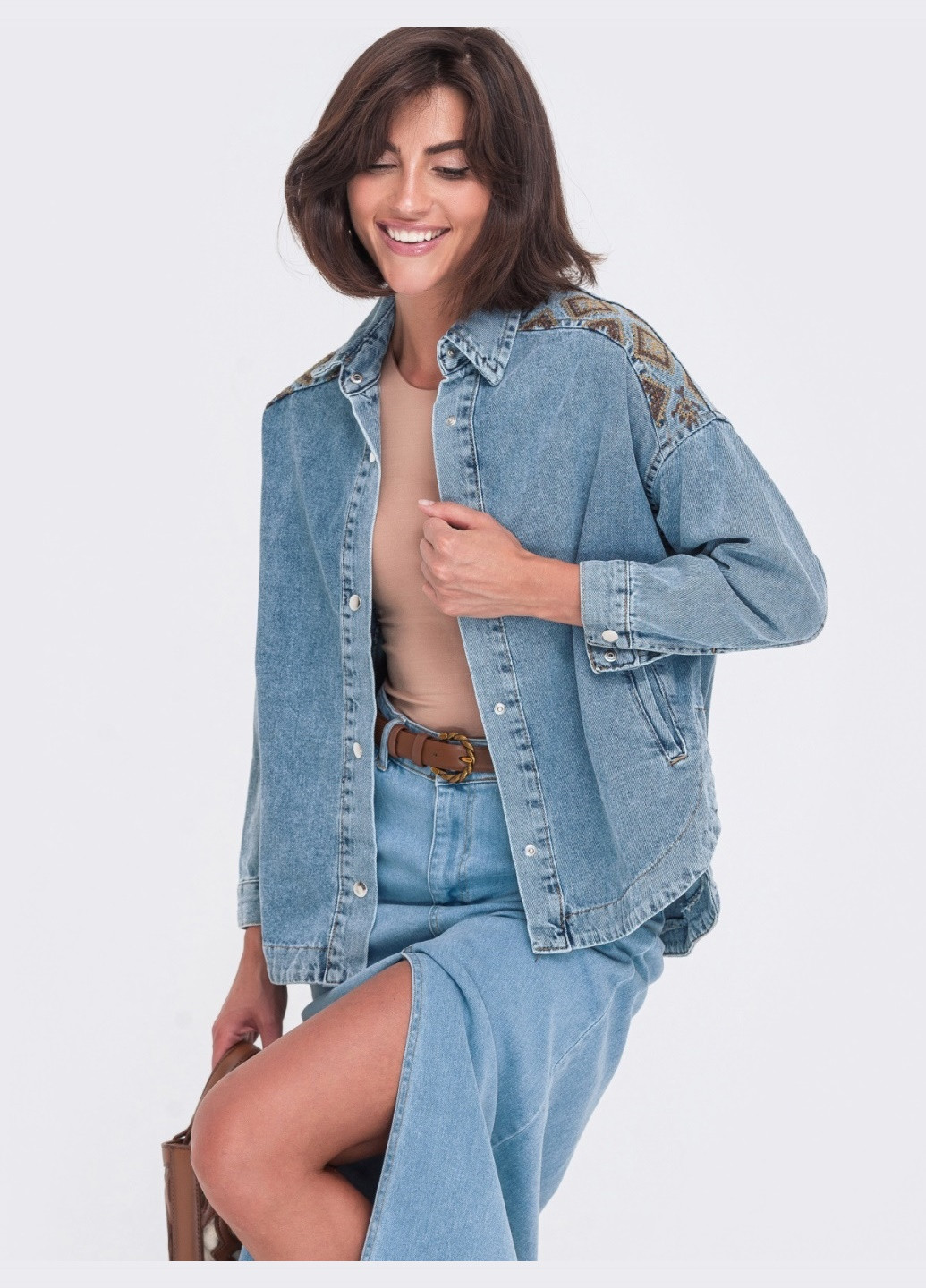 Синя джинсова куртка-сорочка синього кольору з вишивкою Dressa