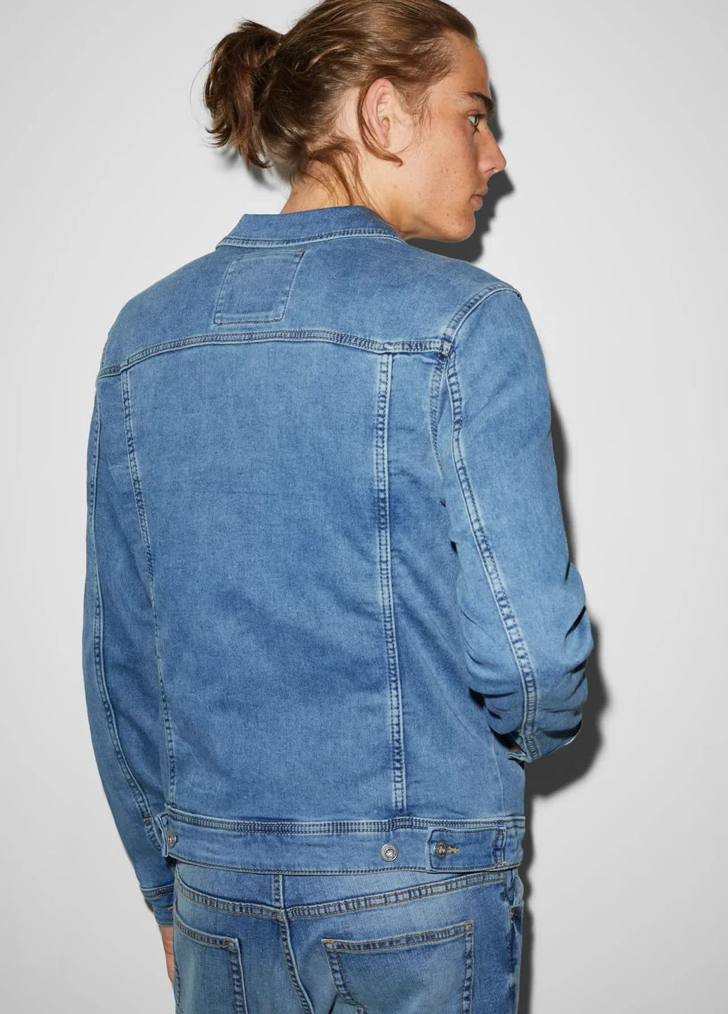 Блакитна демісезонна джинсова куртка C&A