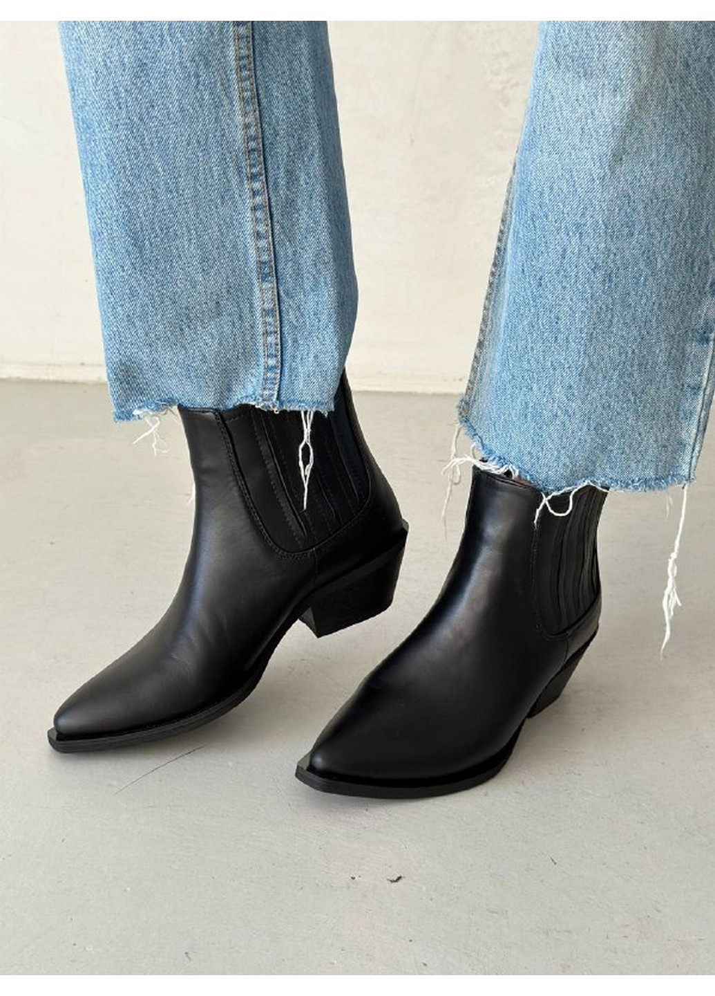 Осенние женские кожаные казаки на каблуке 37 VZUTIK