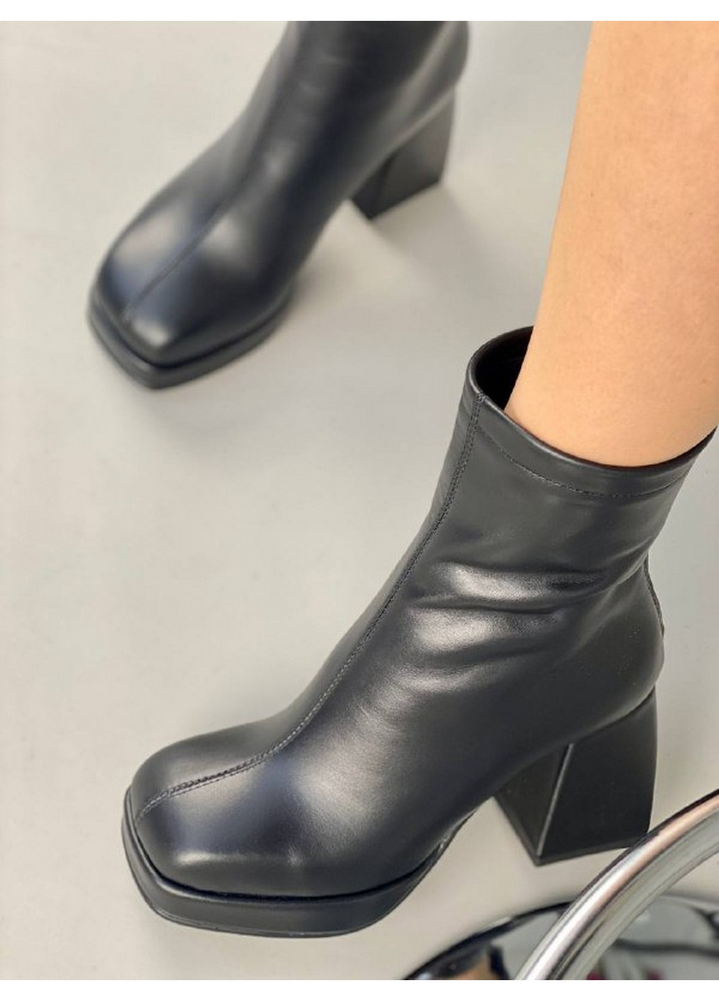 Черные демисезонная женские кожаные ботильоны на каблуках 37 VZUTIK