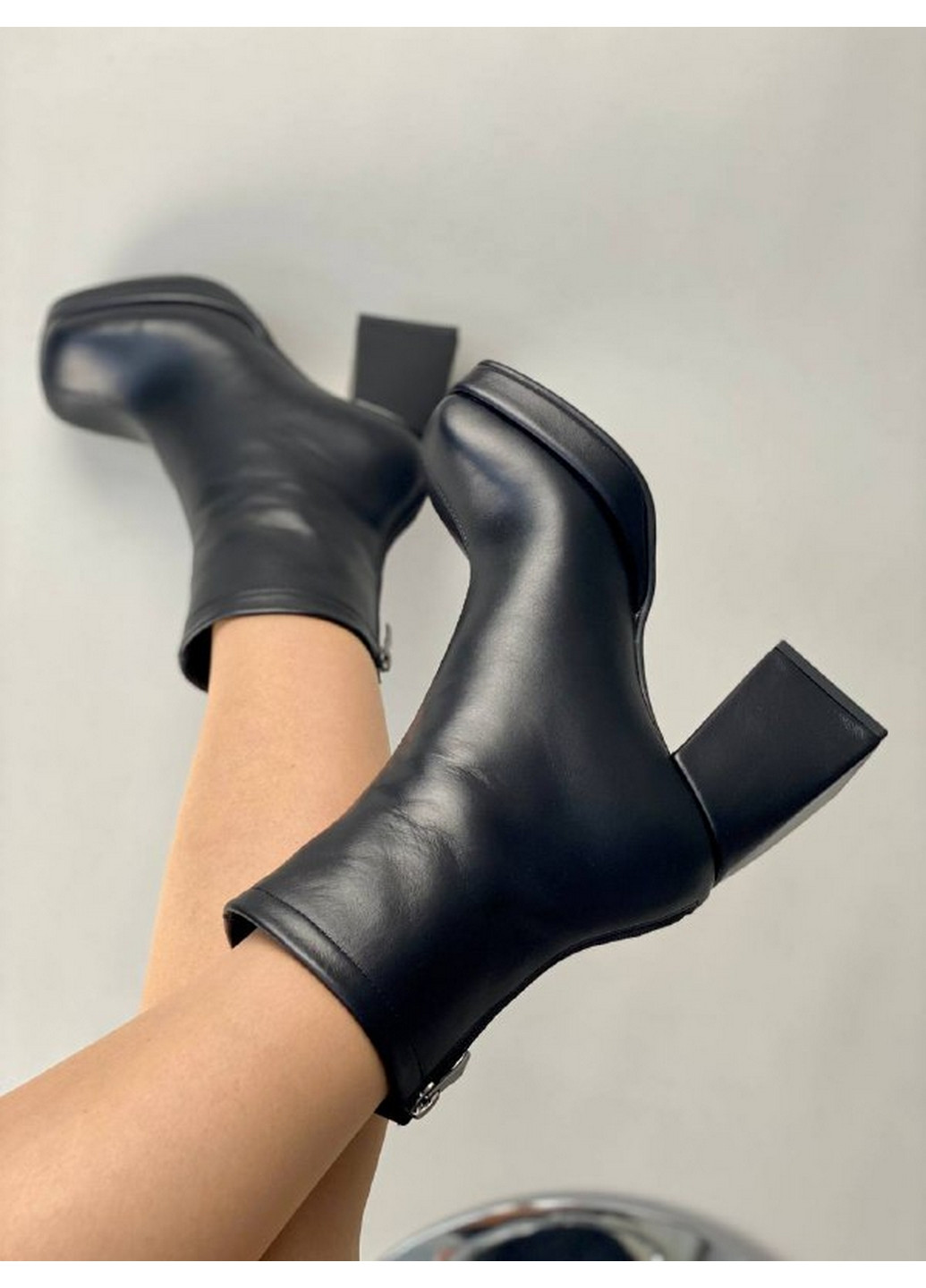 Черные демисезонная женские кожаные ботильоны на каблуках 39 VZUTIK