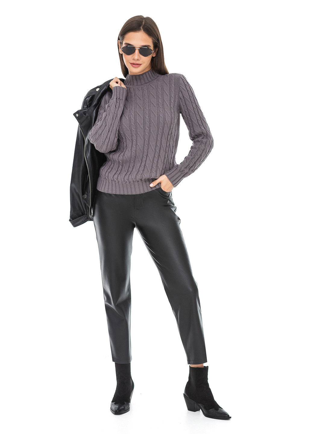 Сірий жіночий м'який светр з коміром стійка SVTR