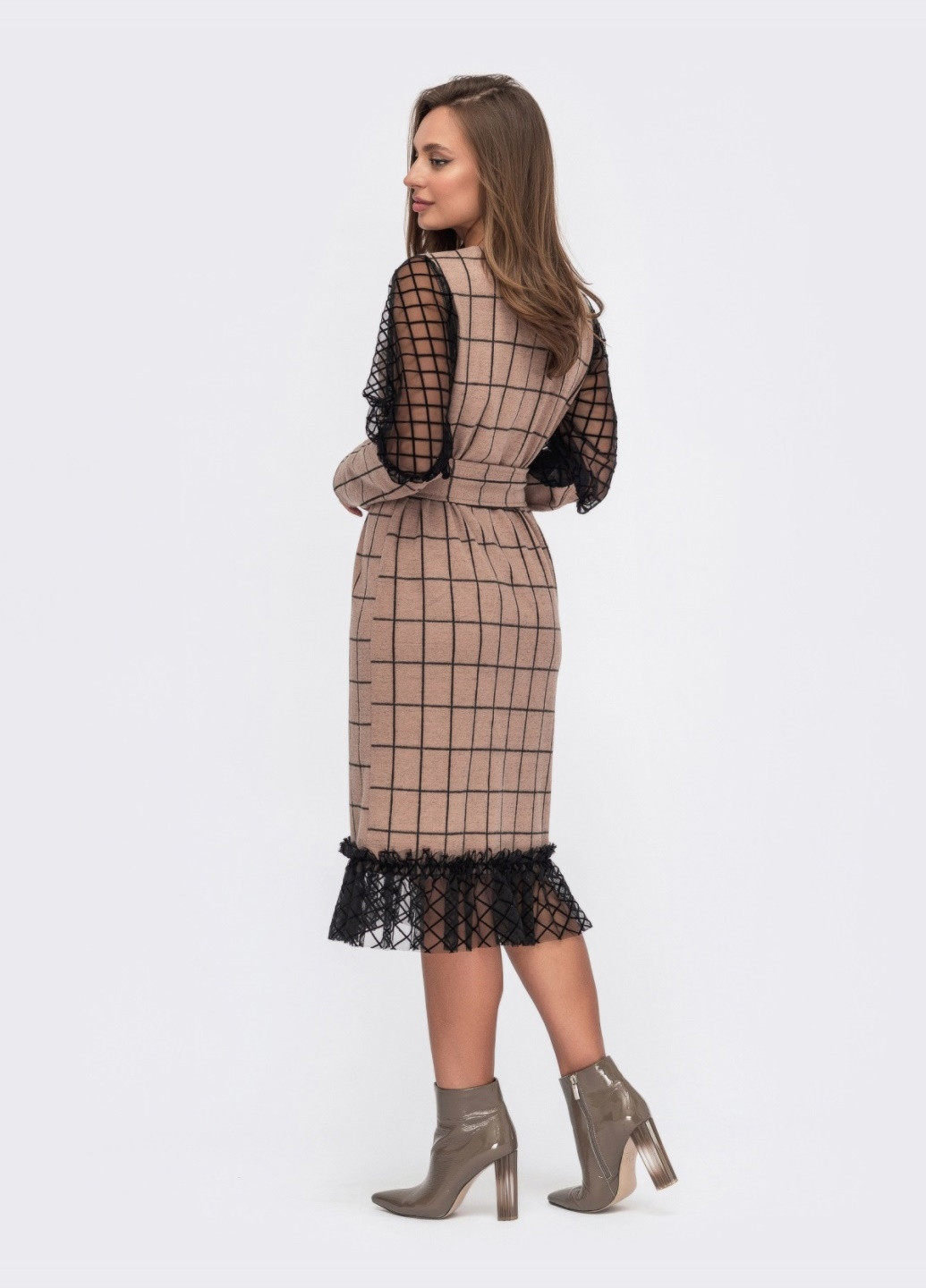 Бежевое бежевое платье в клетку с рукавами и воланом из фатина Dressa