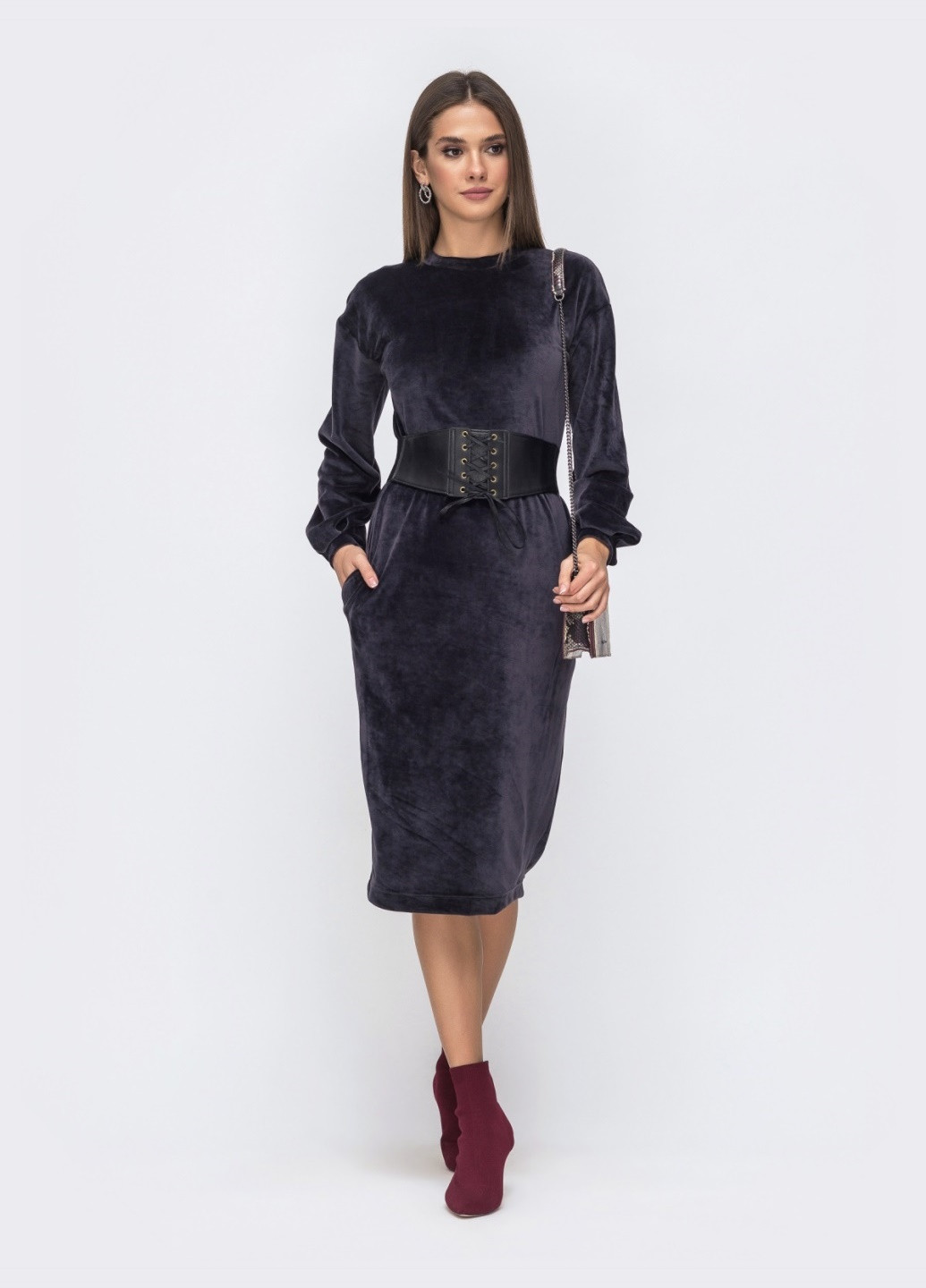 Серое платье прямого кроя из велюра тёмно-серое Dressa