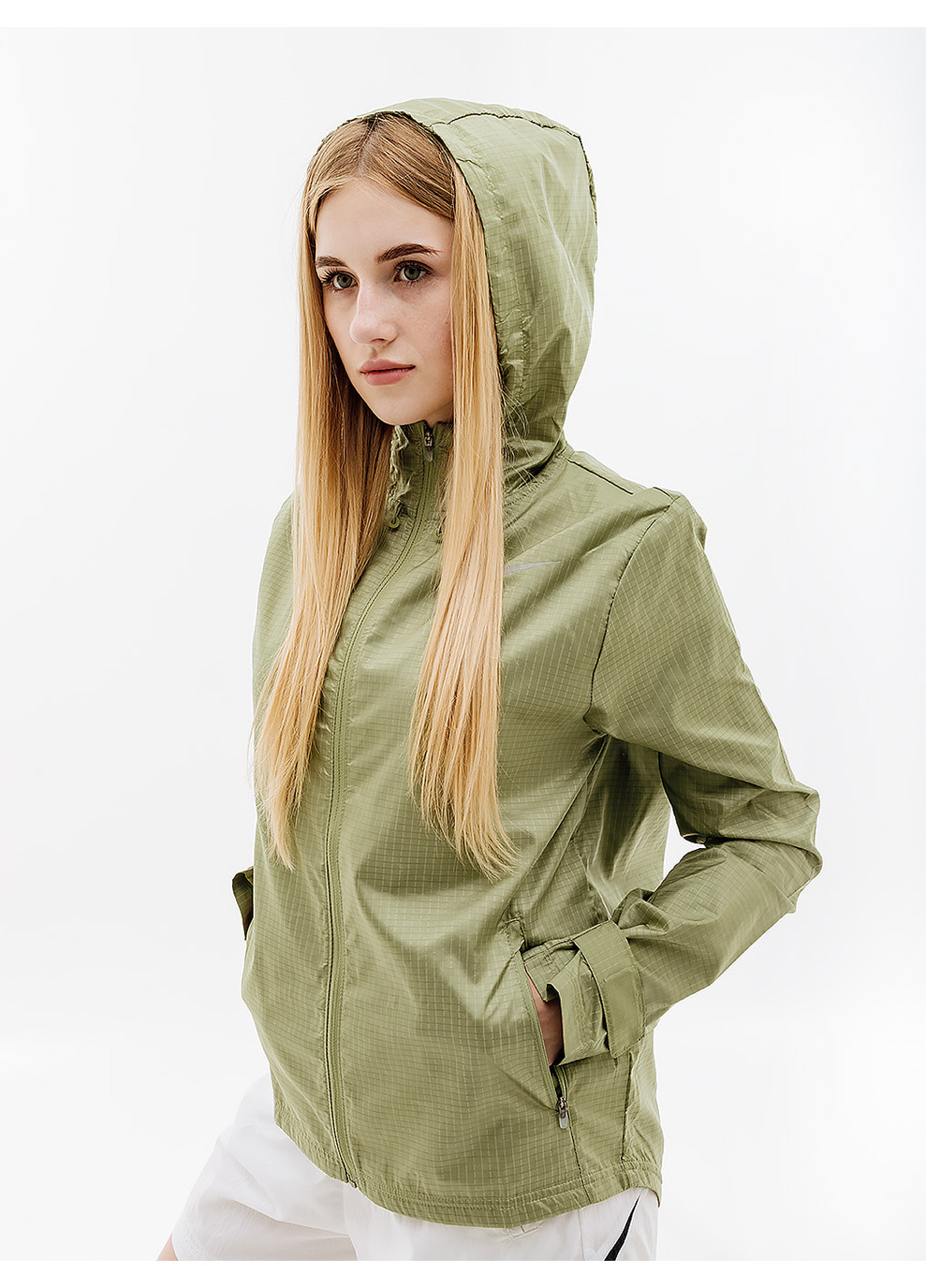 Оливкова (хакі) демісезонна жіноча куртка w nk essentia jacket хакі l Nike