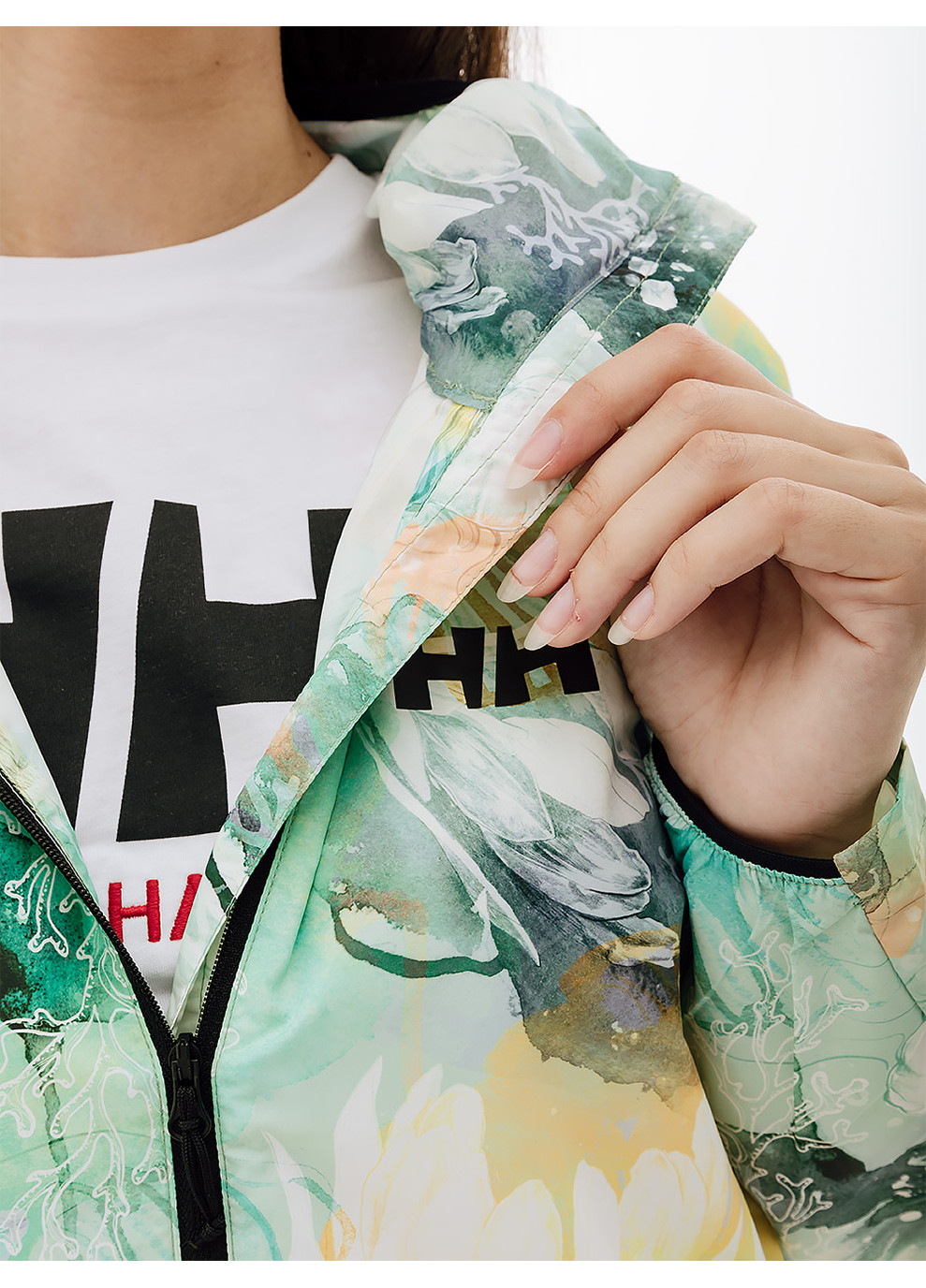 Комбинированная демисезонная женская куртка hely hansen w roam print wind jacket комбинированный Helly Hansen