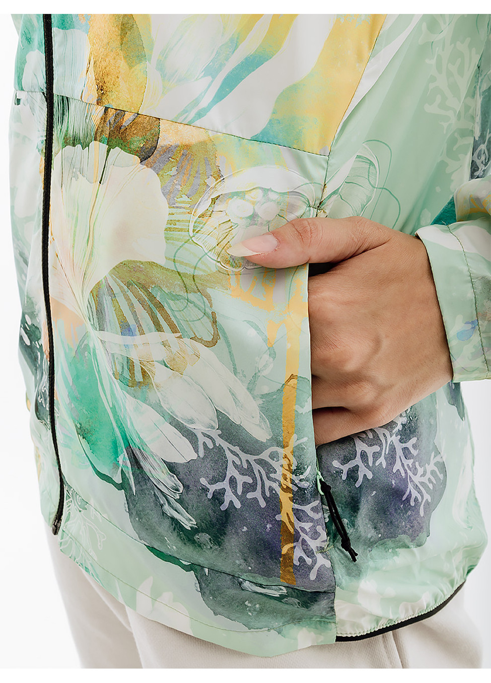 Комбинированная демисезонная женская куртка hely hansen w roam print wind jacket комбинированный Helly Hansen