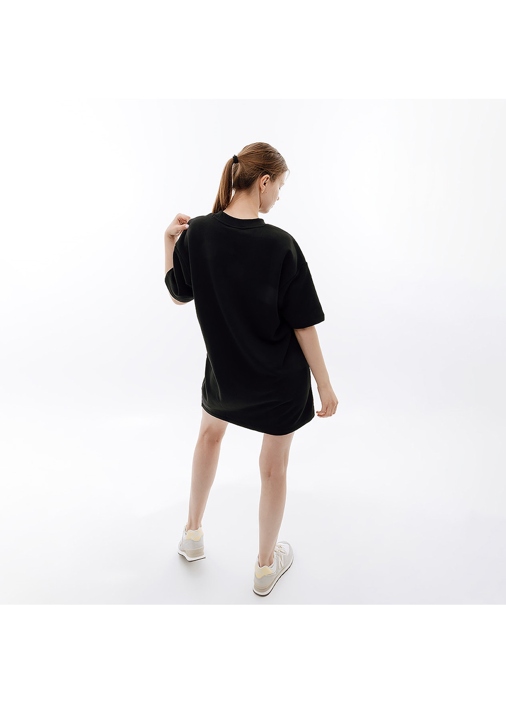 Черное спортивное женское платье essentials stacked ogo черный New Balance однотонное