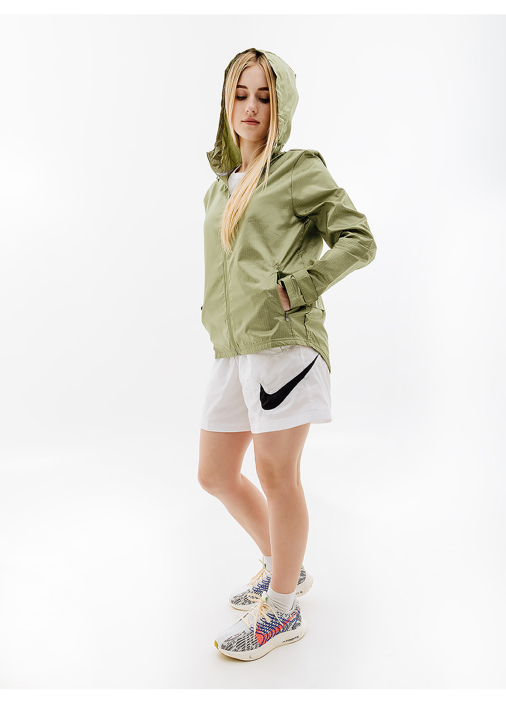 Оливкова (хакі) демісезонна жіноча куртка w nk essentia jacket хакі l Nike