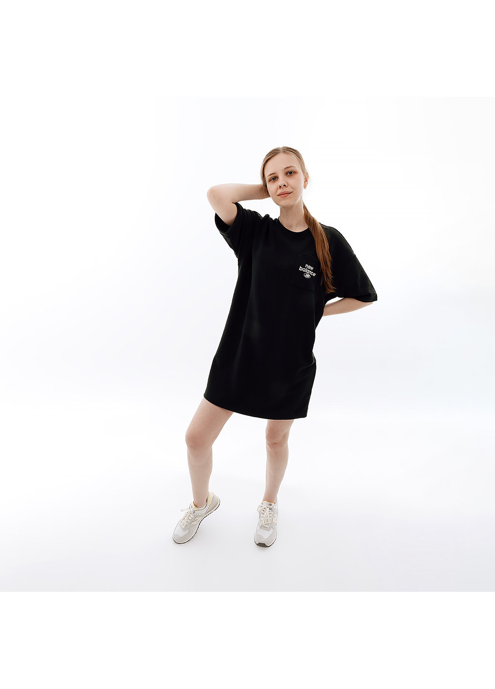 Черное спортивное женское платье essentials stacked ogo черный New Balance однотонное