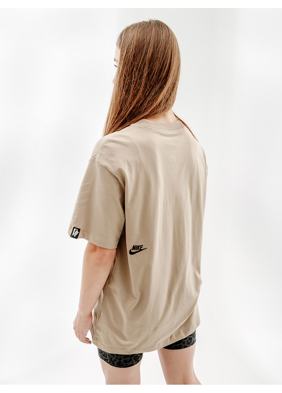 Бежевая летняя женская футболка w nsw tee bf sw бежевый Nike