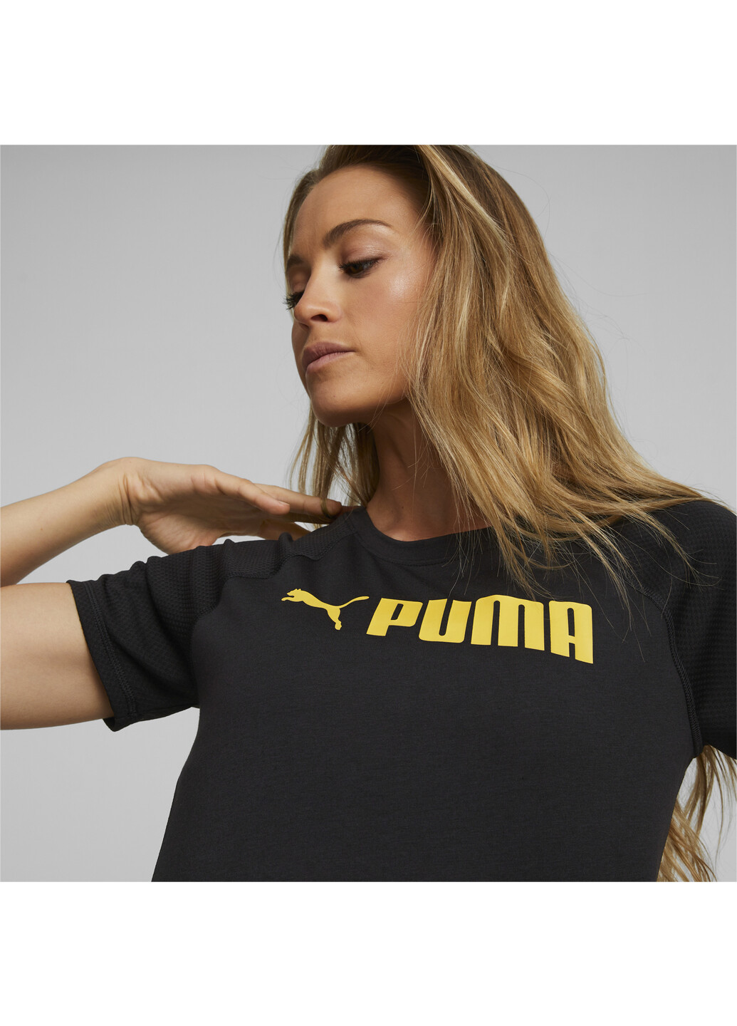 Чорна всесезон футболка fit logo training tee women Puma