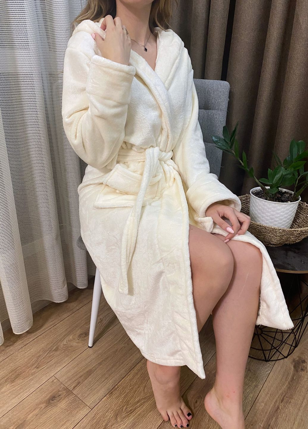 Жіночий халат "Velours" молочний велюровий з капюшоном L No Brand (262890841)