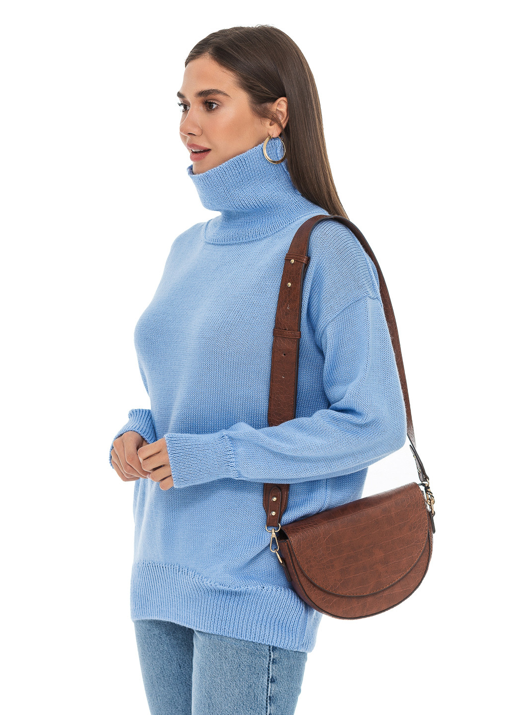 Голубой свитер оверсайз с высоким воротником-стойка. SVTR