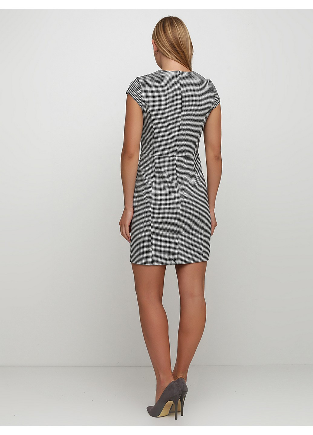Черно-белое деловое платье H&M с абстрактным узором