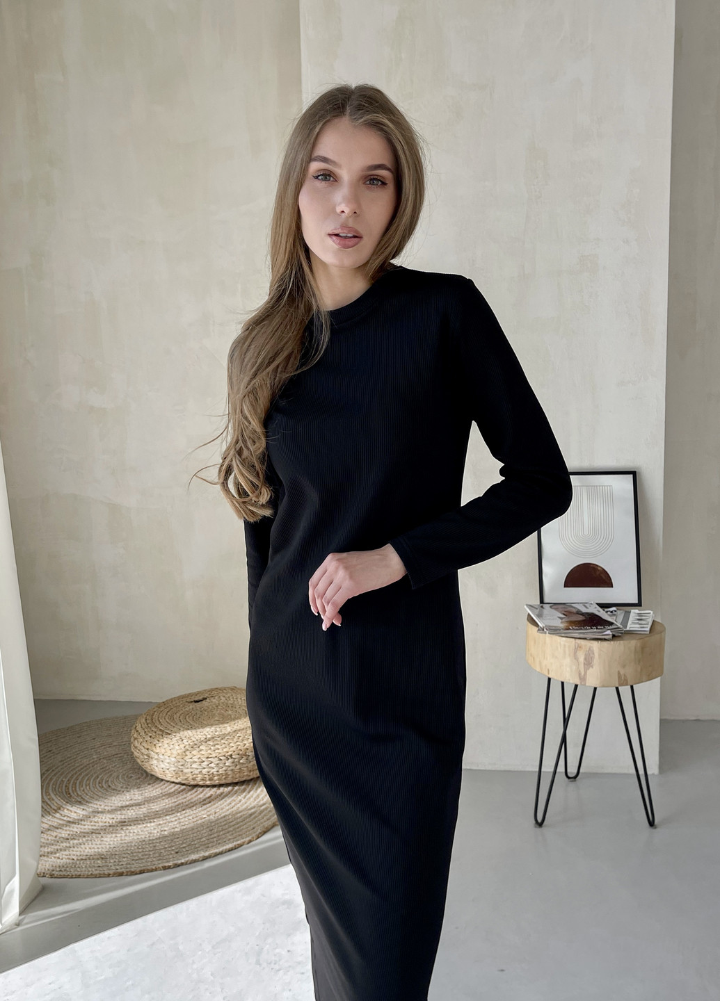 Черное повседневный свободное теплое длинное платье в рубчик на флисе черное 700001081 платье-худи, оверсайз, а-силуэт, платье-водолазка, футляр, клеш, колокол, платье-свитшот, поло, платье-свитер Merlini однотонное