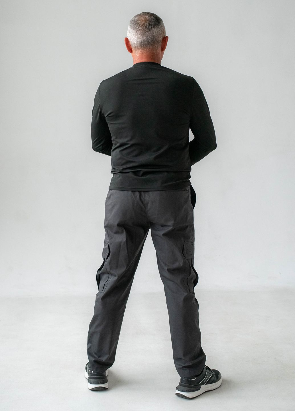 Черный демисезонный костюм из брюк карго и лонгслива GorLin