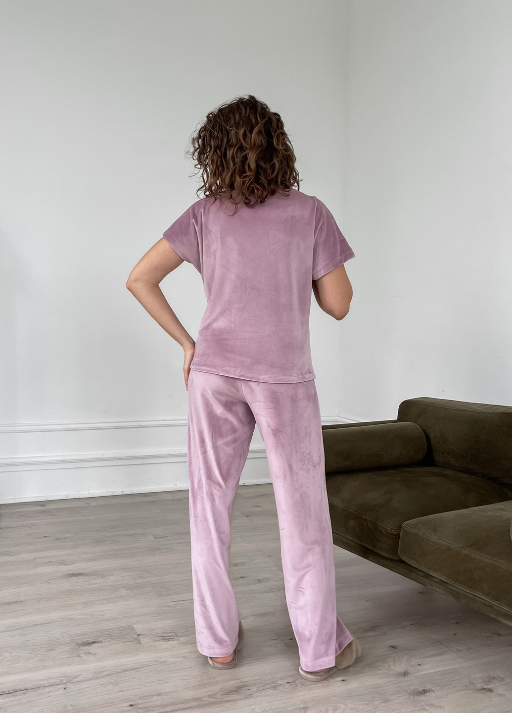 Пудровая всесезон велюровая женская пижама: брюки, футболка пудрового цвета 100000301 футболка + брюки Merlini Медио