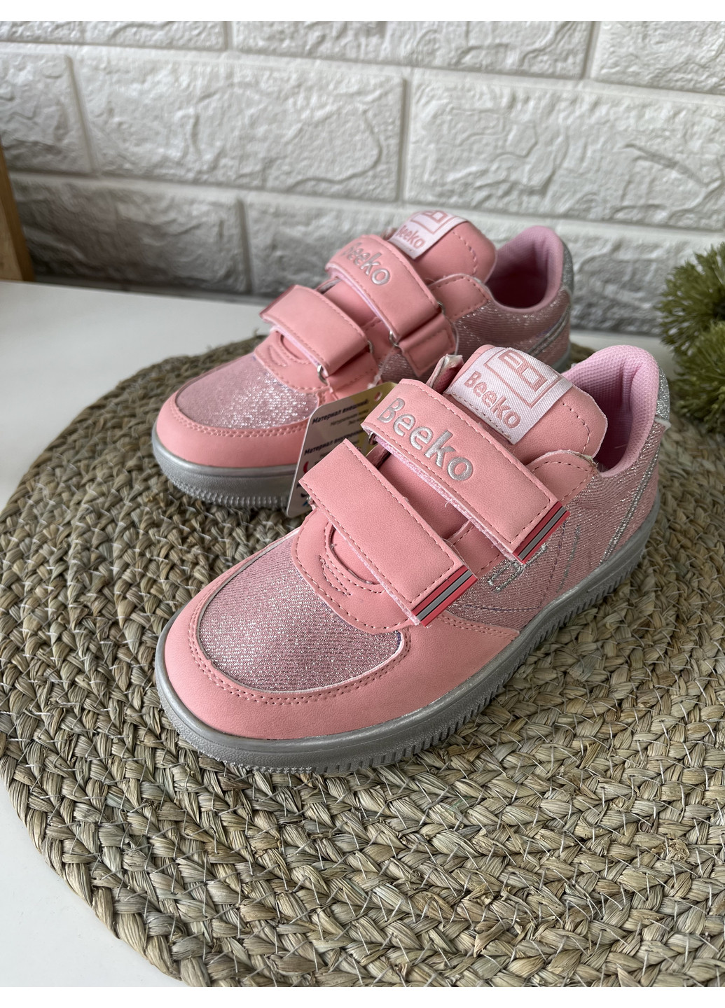 Розовые демисезонные кроссовки для девочки Beeko