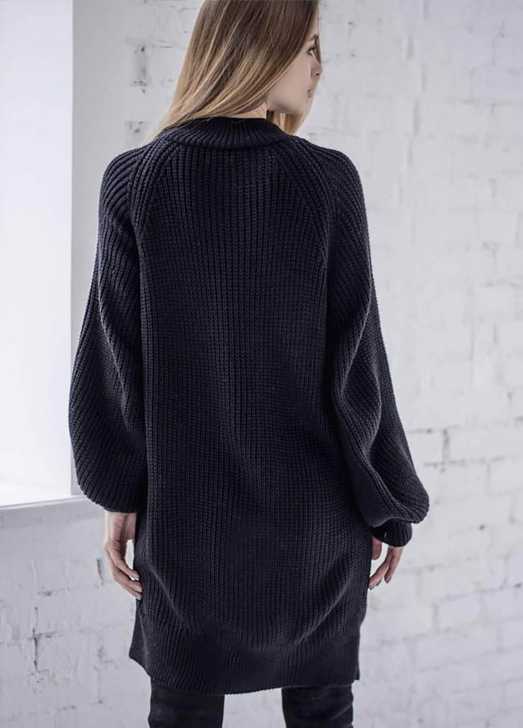 Черный демисезонный свитер-туника "мира" Anika