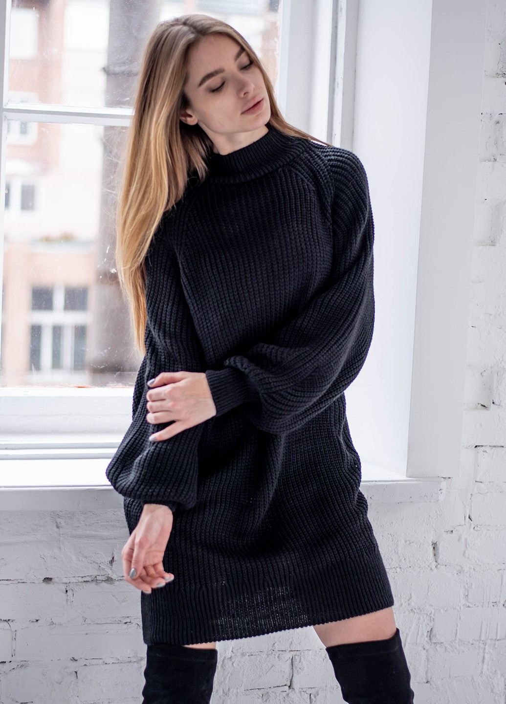 Черный демисезонный свитер-туника "мира" Anika