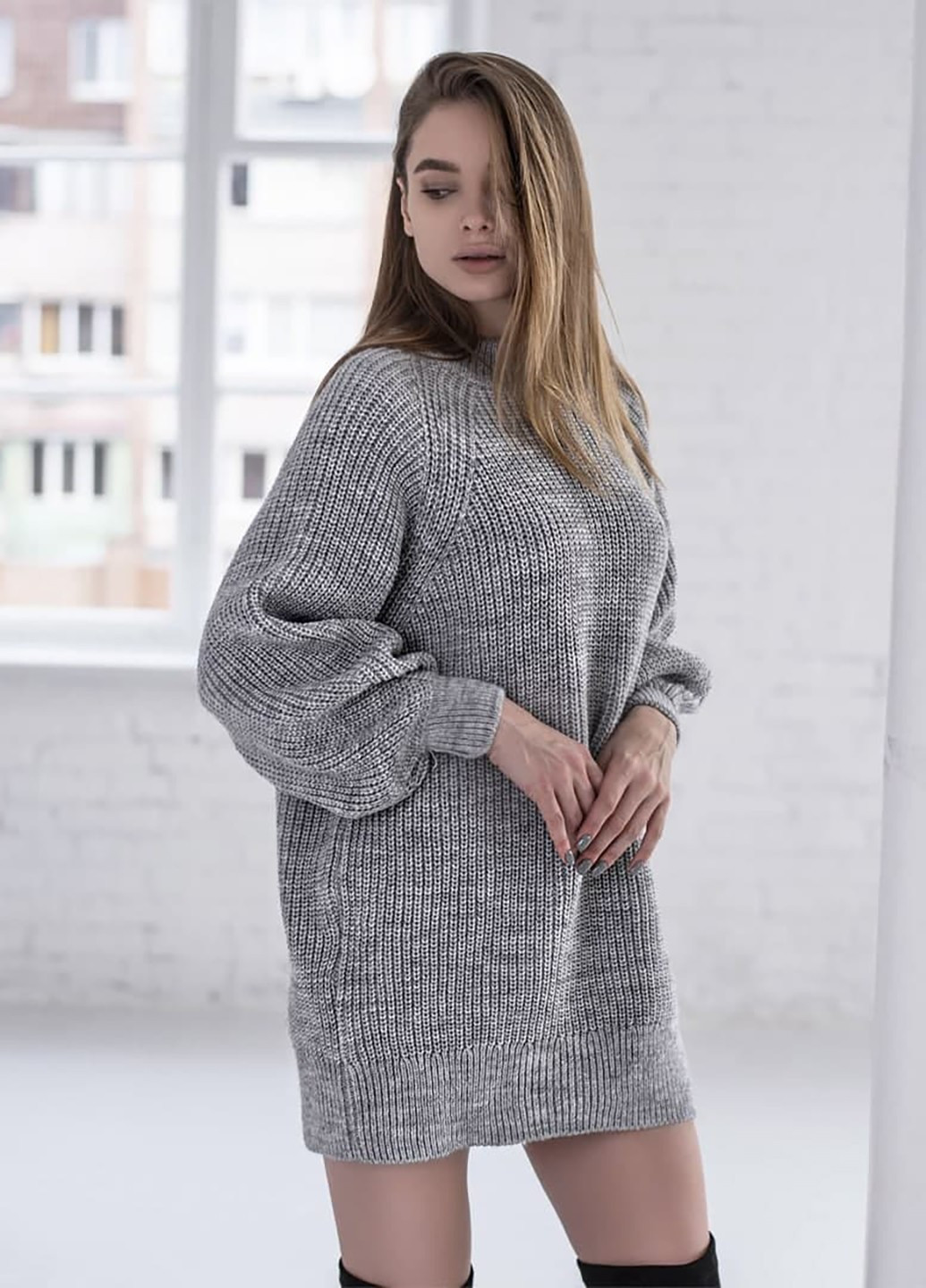 Серый демисезонный свитер-туника "мира" Anika