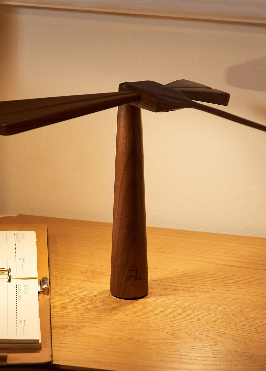 Світильник на акумуляторі Dragonflight Balance, дерево горіх Gingko (263777193)