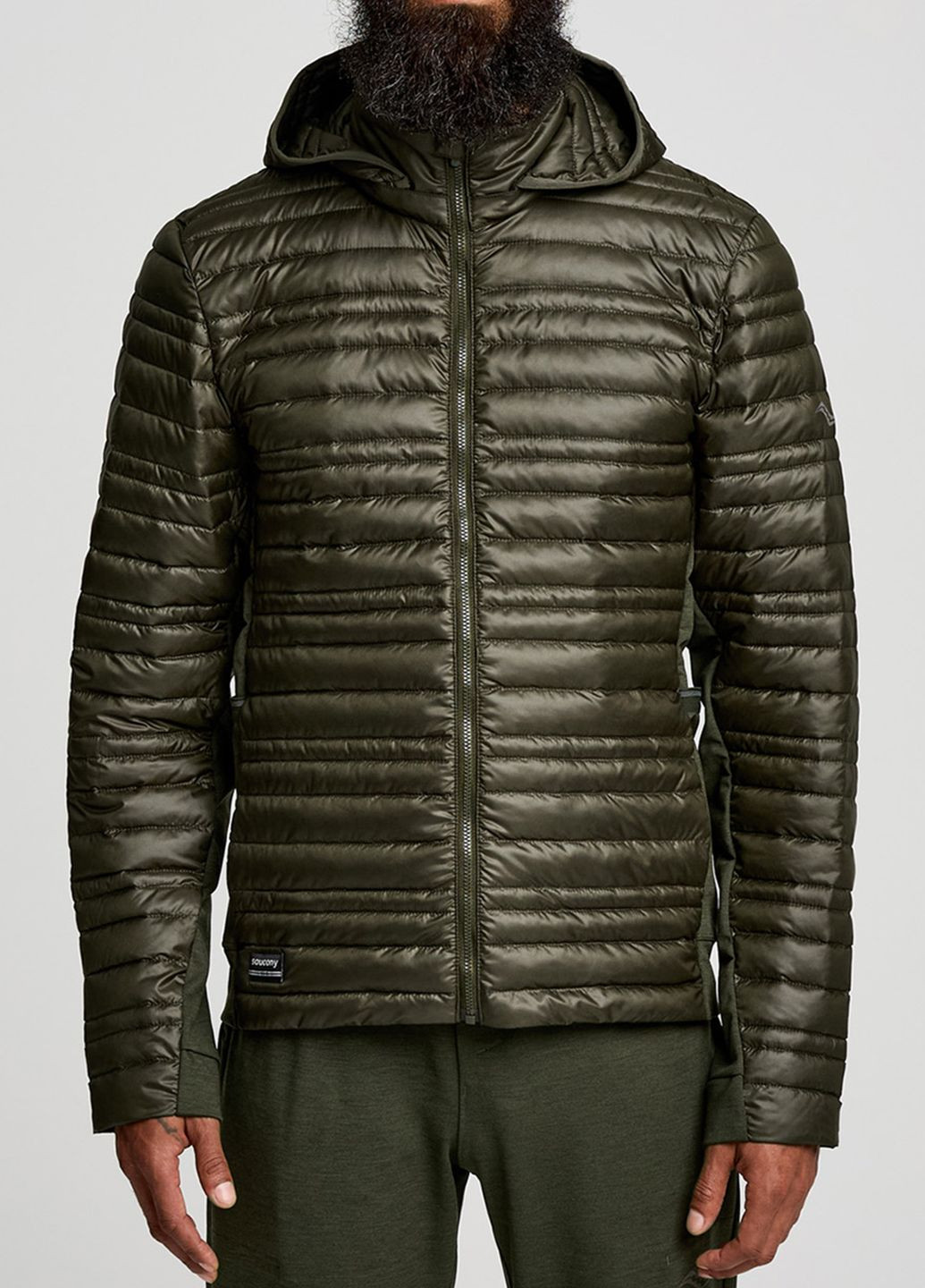 Оливковая (хаки) демисезонная спортивная куртка цвета хаки solstice oysterpuff jacket Saucony