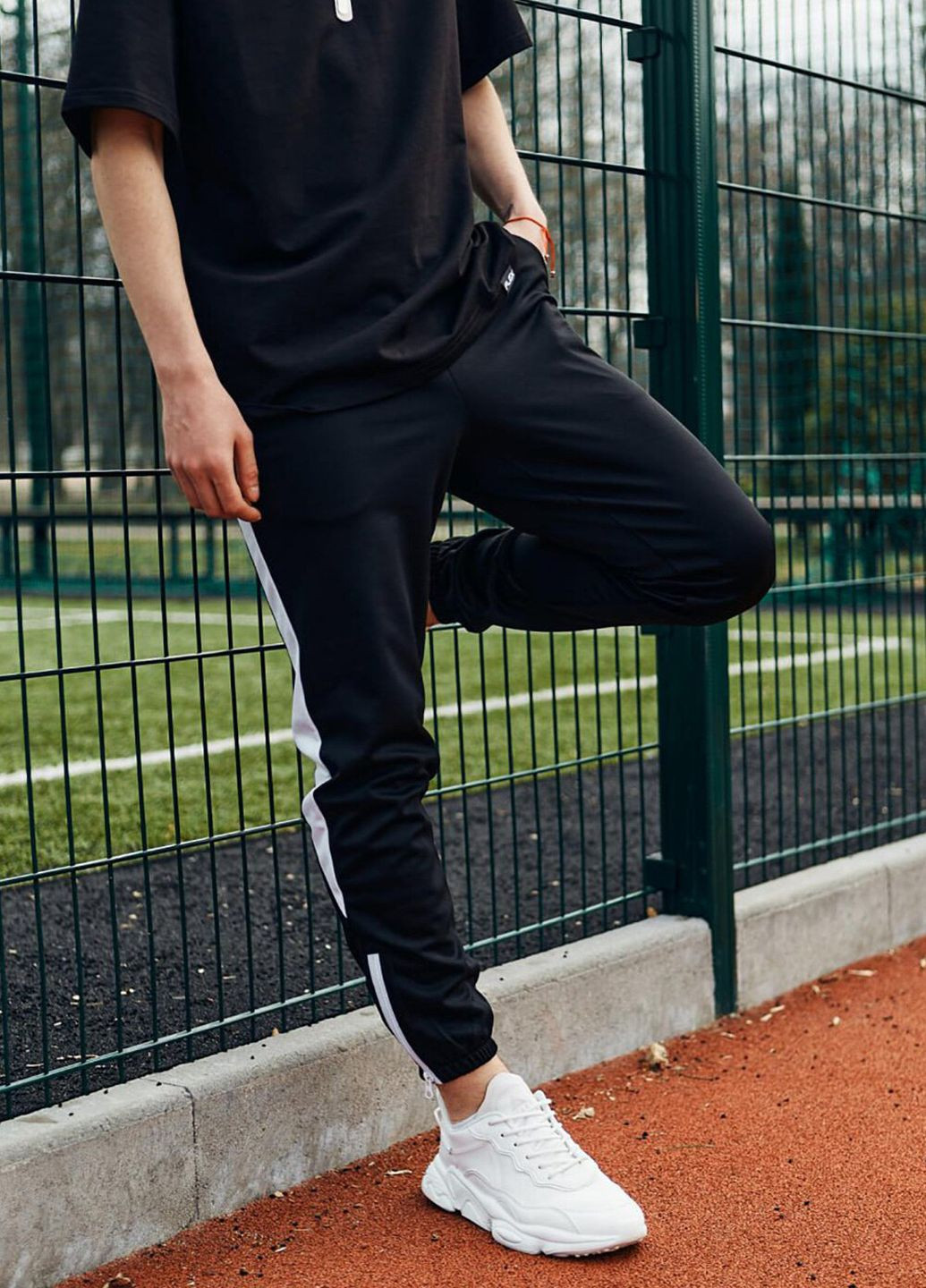 Черные спортивные демисезонные брюки ТУР