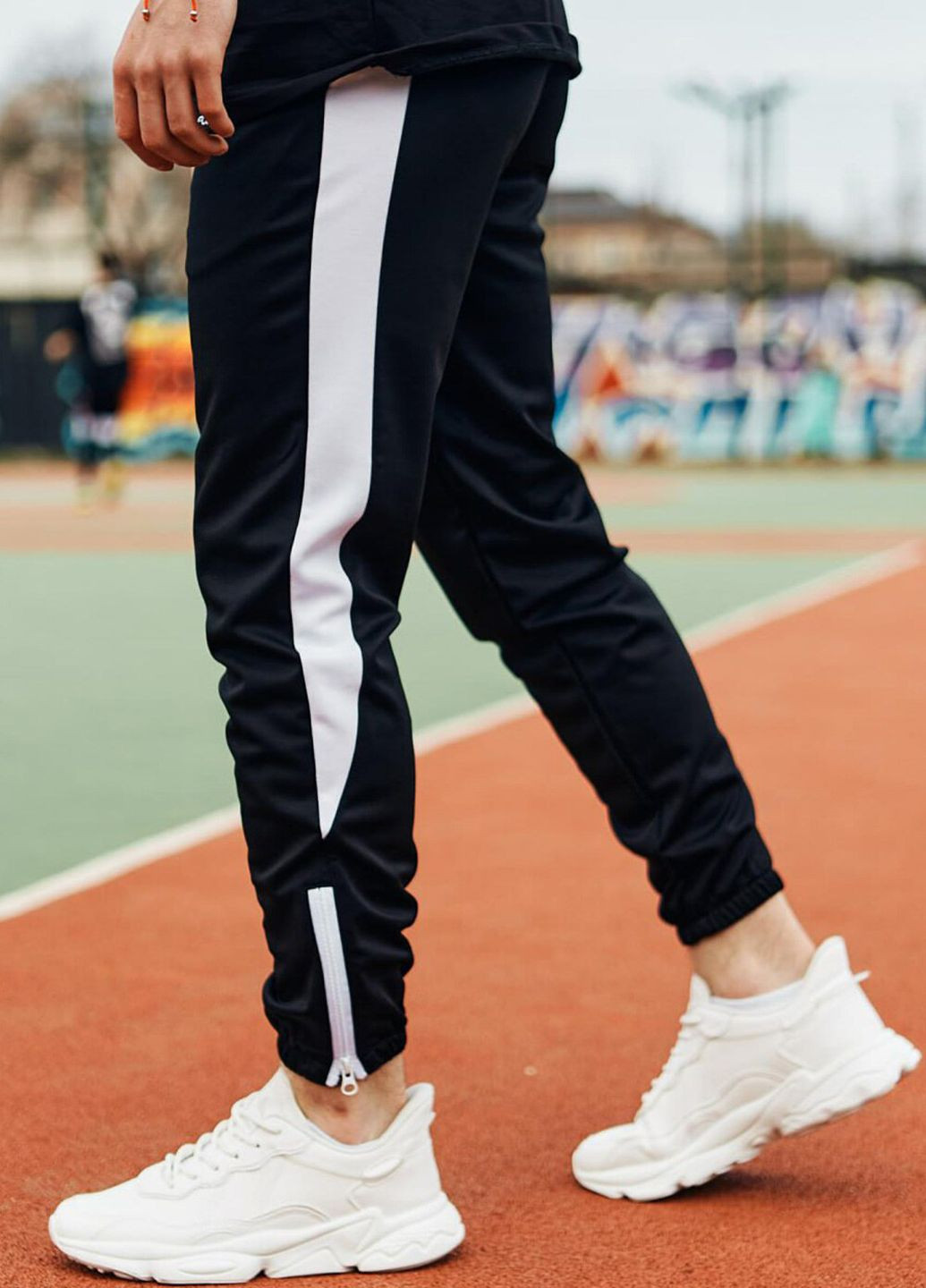 Черные спортивные демисезонные брюки ТУР