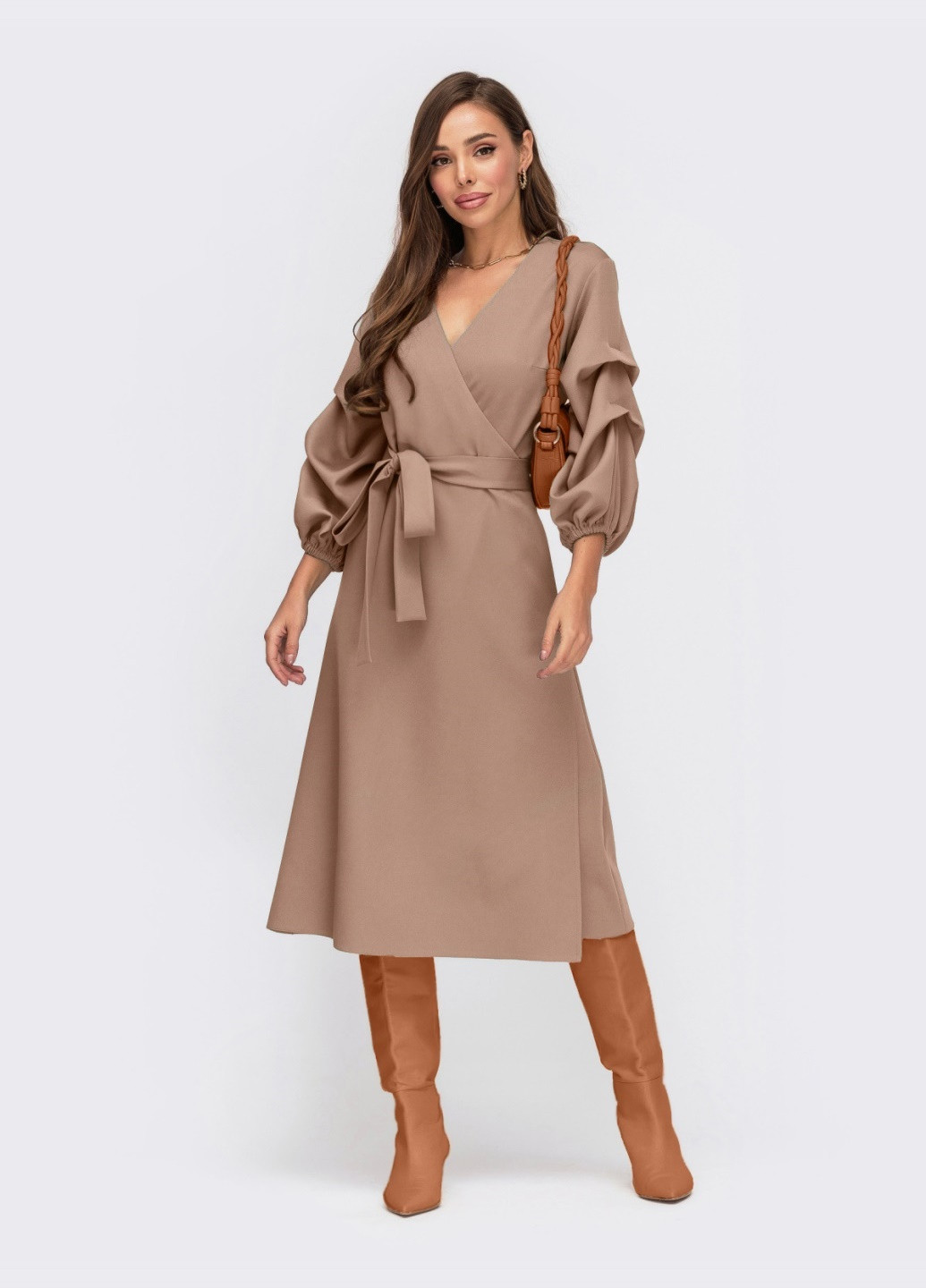 Бежева плаття на запах бежевого кольору з об'ємними рукавами Dressa