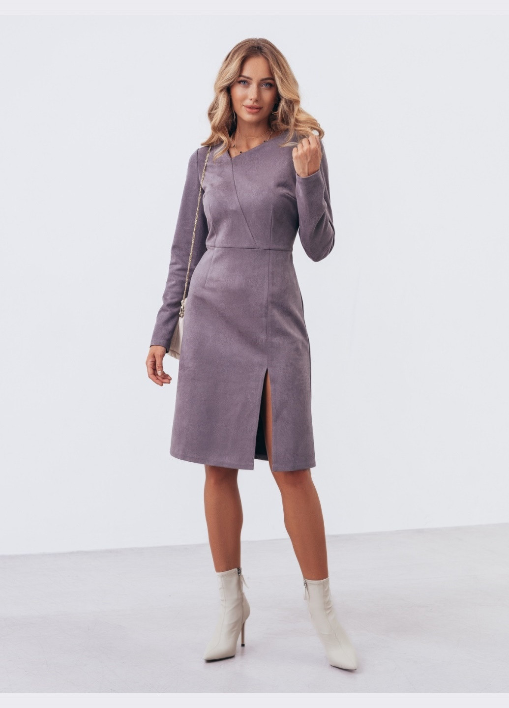 Серое серое платье приталенного силуэта с разрезом на ноге Dressa