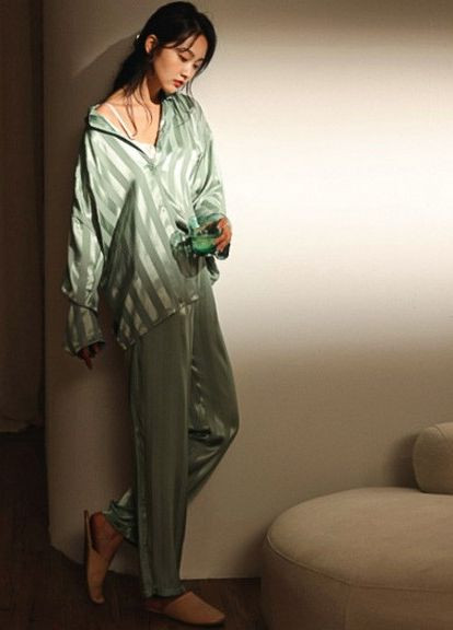 Оливковая всесезон атласная пижама костюм в полоску эдем july's song размер xxl 50 оливковый No Brand
