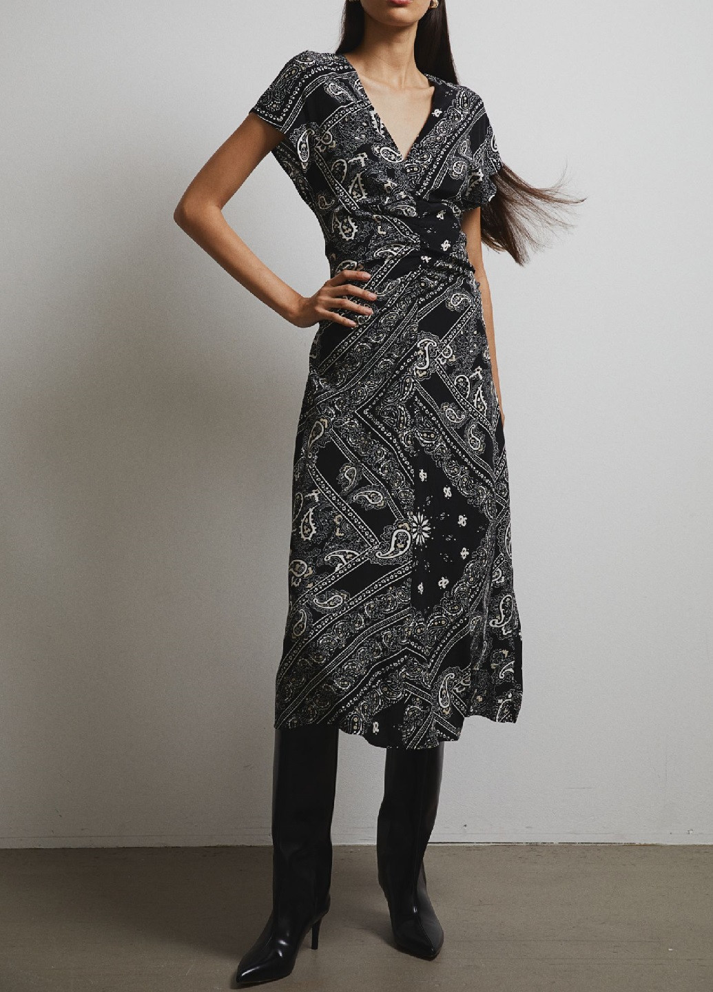 Чорна кежуал сукня H&M з малюнком