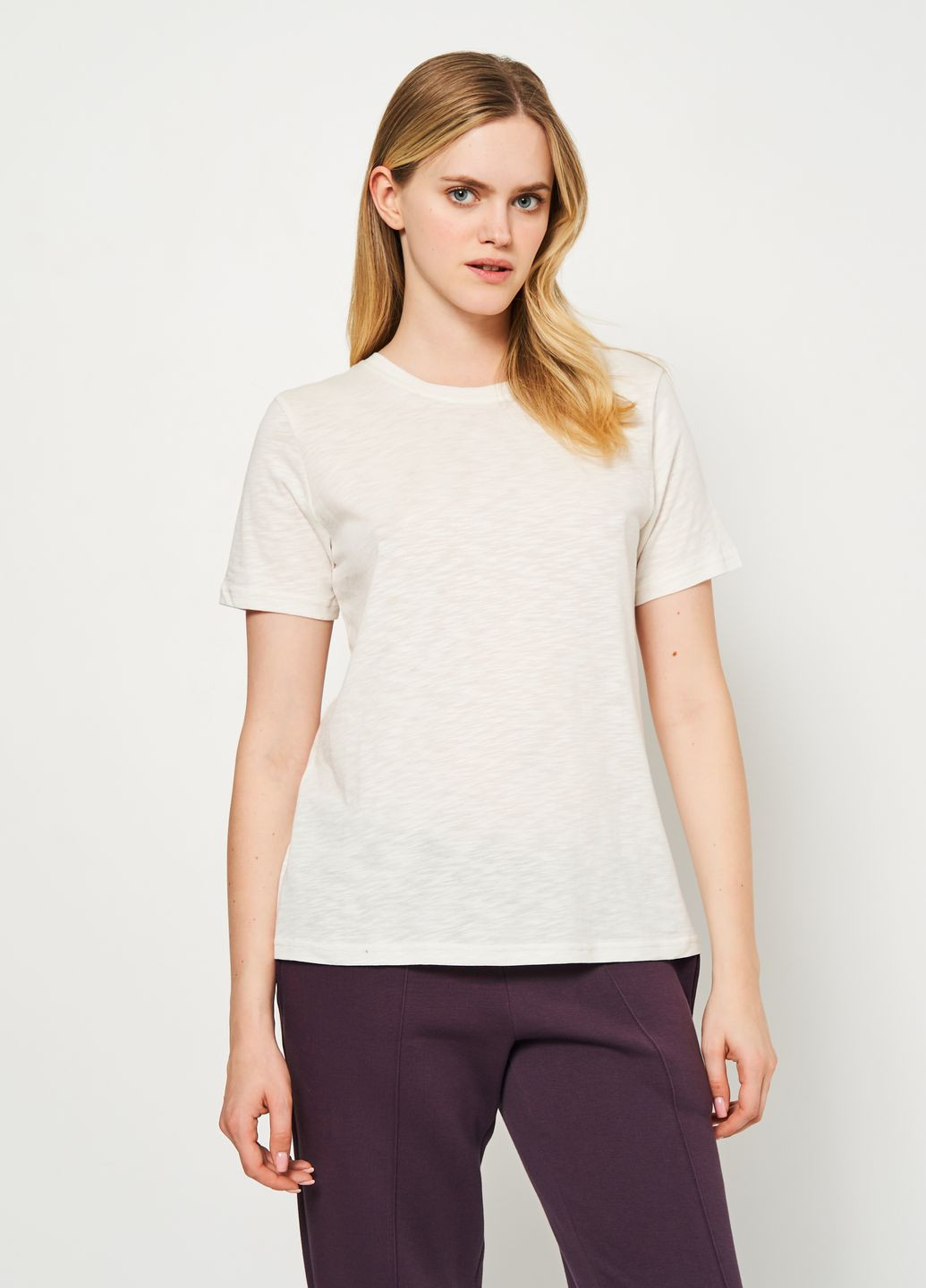 Молочная всесезон футболка женская вискозная с коротким рукавом Роза