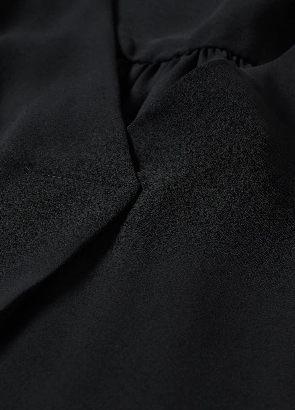 Чёрная блуза с вырезом C&A