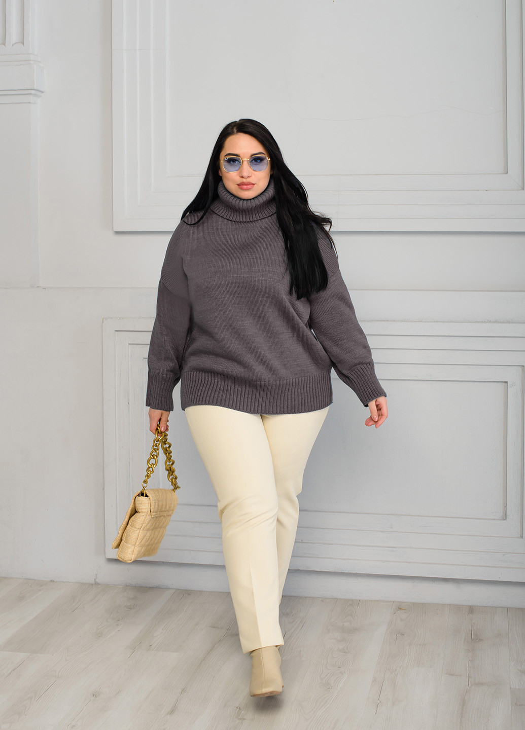 Сірий вільний жіночий светр SVTR
