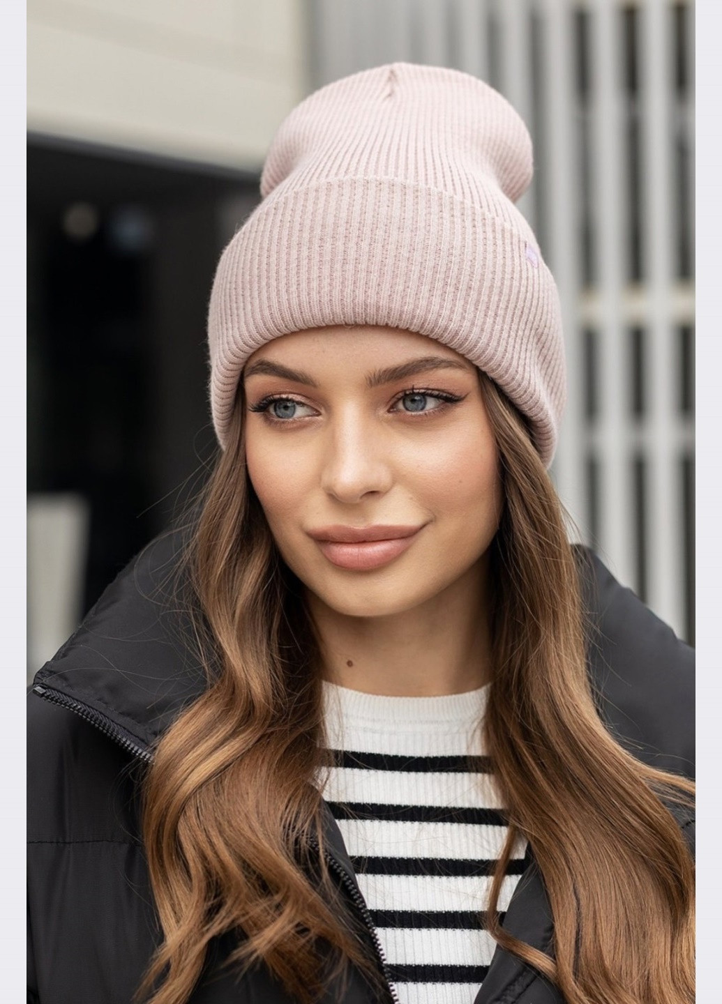 шапка пудрового кольору з підворотом Dressa (266622349)